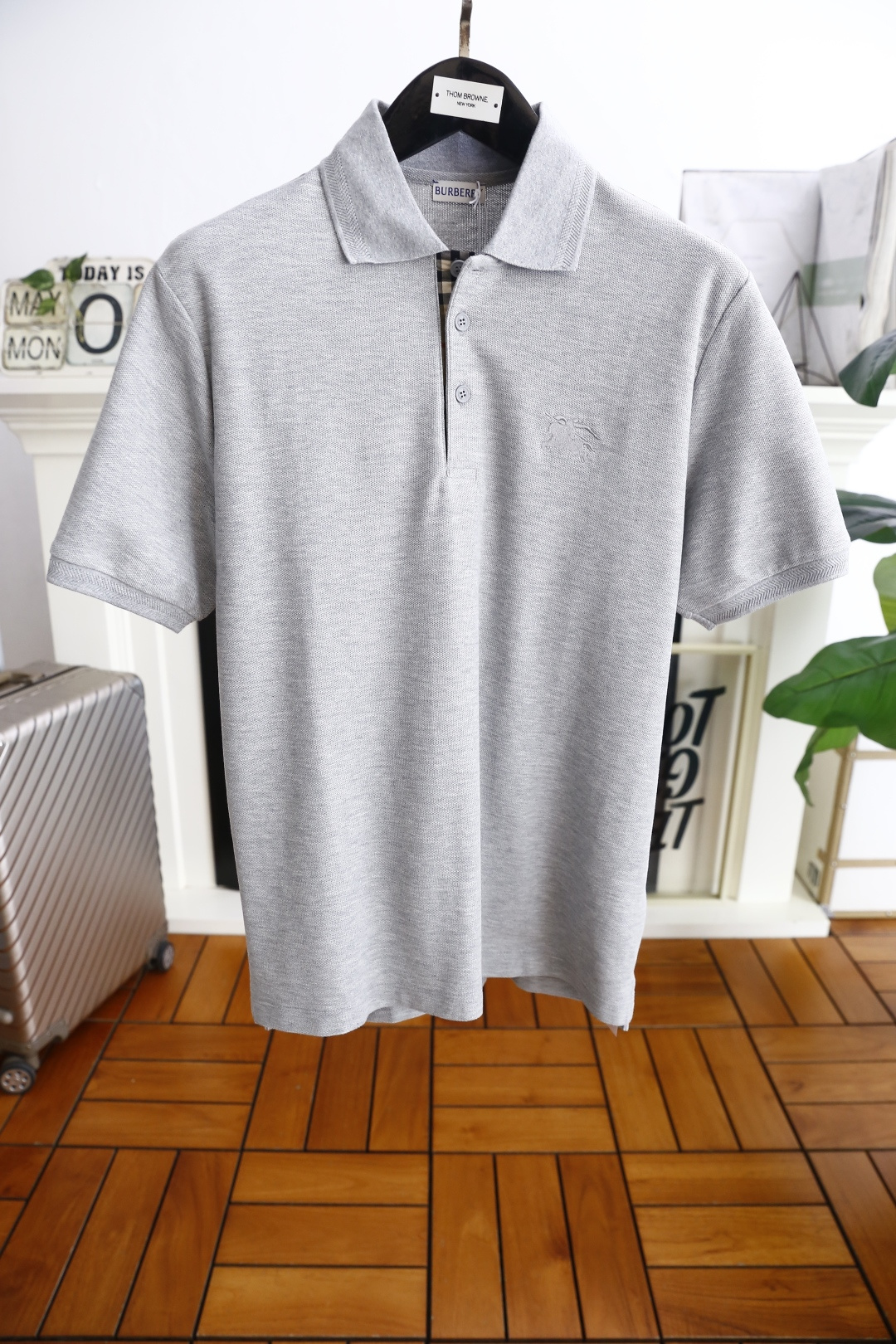 NO:161550,Burb*/Burb*rry. 2025Bur summer new product classic fashion lapel polo short-sleeved fashion item design, more fashionable and comfortable, high-standard customization, very stylish on the upper body, luxury brand classic LOGO pattern on the chest customer-supplied auxiliary materials, customer-supplied imported high-end fine Judy fabrics have very delicate texture, exquisite and exquisite details and exquisite accessories. The auxiliary materials are all supplied by foreign merchants. They are extremely shaped. Any fashion can be matched with, and the three standards are complete!  The style is super good. The must-have item for trendy men. Counter size: S-2XL, shipped the next day!  ,burberry,burberry,T-shirt,alexander wang19860909巴宝*/Burb*rry. 2025Bur夏季新品经典时尚翻领polo短袖时尚单品设计,更加时尚舒适,高标准定制,上身非常有型,胸前奢华品牌经典LOGO 图案 客供辅料,客供进口高档加细朱迪面料质感非常细腻,细节工艺精湛考究,辅料皆为外商客供,塑造性极高的一款单品,任何时装都可以搭配,三标齐全！版型超级好 潮男必备单品专柜尺码:S-2XL,隔天出货！,,burberry,burberry,T-shirt,alexander wang,Men's clothing