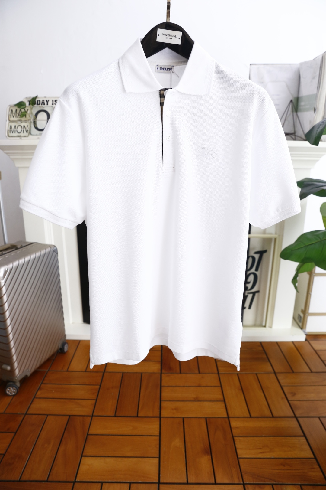 NO:160481,Burb*/Burb*rry. 2025Bur summer new product classic fashion lapel polo short-sleeved fashion item design, more fashionable and comfortable, high-standard customization, very stylish on the upper body, luxury brand classic LOGO pattern on the chest customer-supplied auxiliary materials, customer-supplied imported high-end fine Judy fabrics have very delicate texture, exquisite and exquisite details and exquisite accessories. The auxiliary materials are all supplied by foreign merchants. They are extremely shaped. Any fashion can be matched with, and the three standards are complete!  The style is super good. The must-have item for trendy men. Counter size: S-2XL, shipped the next day!  ,burberry,burberry,T-shirt,alexander wang19860909巴宝*/Burb*rry. 2025Bur夏季新品经典时尚翻领polo短袖时尚单品设计,更加时尚舒适,高标准定制,上身非常有型,胸前奢华品牌经典LOGO 图案 客供辅料,客供进口高档加细朱迪面料质感非常细腻,细节工艺精湛考究,辅料皆为外商客供,塑造性极高的一款单品,任何时装都可以搭配,三标齐全！版型超级好 潮男必备单品专柜尺码:S-2XL,隔天出货！,,burberry,burberry,T-shirt,alexander wang,Men's clothing