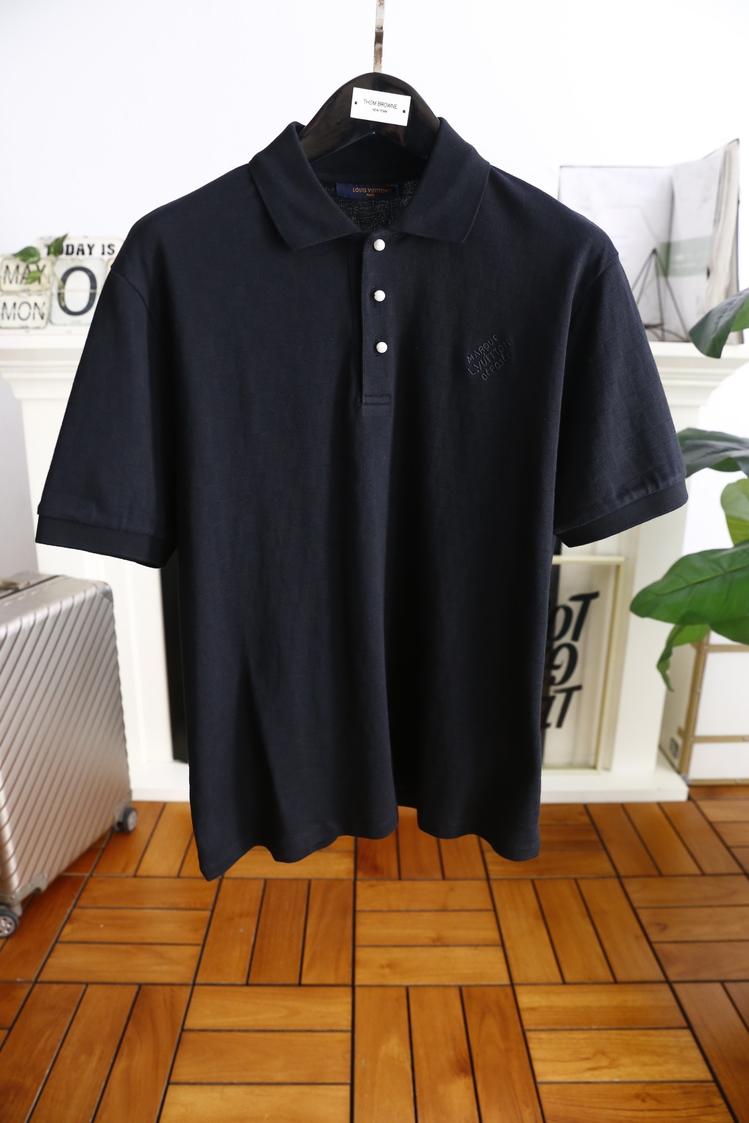 NO:161551,Louis Vuitt*n. 25 Lujia’s new summer product men’s lapel POLO shirt luxury classic brand original LOGO logo marked on the upper body to experience the youthfulness and fashion sense brought by this design!  The overall style is fashionable and trendy, using comfortable and breathable cotton fabric, soft, skin-friendly and breathable, and has a very crisp and crisp drooping feeling. The upper body is fashionable and fashionable colors, a must-have item for trendy men!  Complete three standards!  Counter size S-XL, shipped the next day!  ,,louis vuitton,louis vuitton,louis vuitton,louis vuitton,alexander wang19860909路易威*/Louis Vuitt*n. 25驴家夏季新品男士翻领POLO衫奢华经典品牌原版LOGO标识标注上身就能体会这款设计带来的年轻与时尚感！整体时尚而有潮流,采用舒适透气棉面料 柔软亲肤透气 ,又有很好的挺括 垂感 上身时尚潮流色系,潮男必备单品！三标齐全！专柜尺码S-XL,隔天出货！,,louis vuitton,louis vuitton,louis vuitton,louis vuitton,alexander wang,Men's clothing