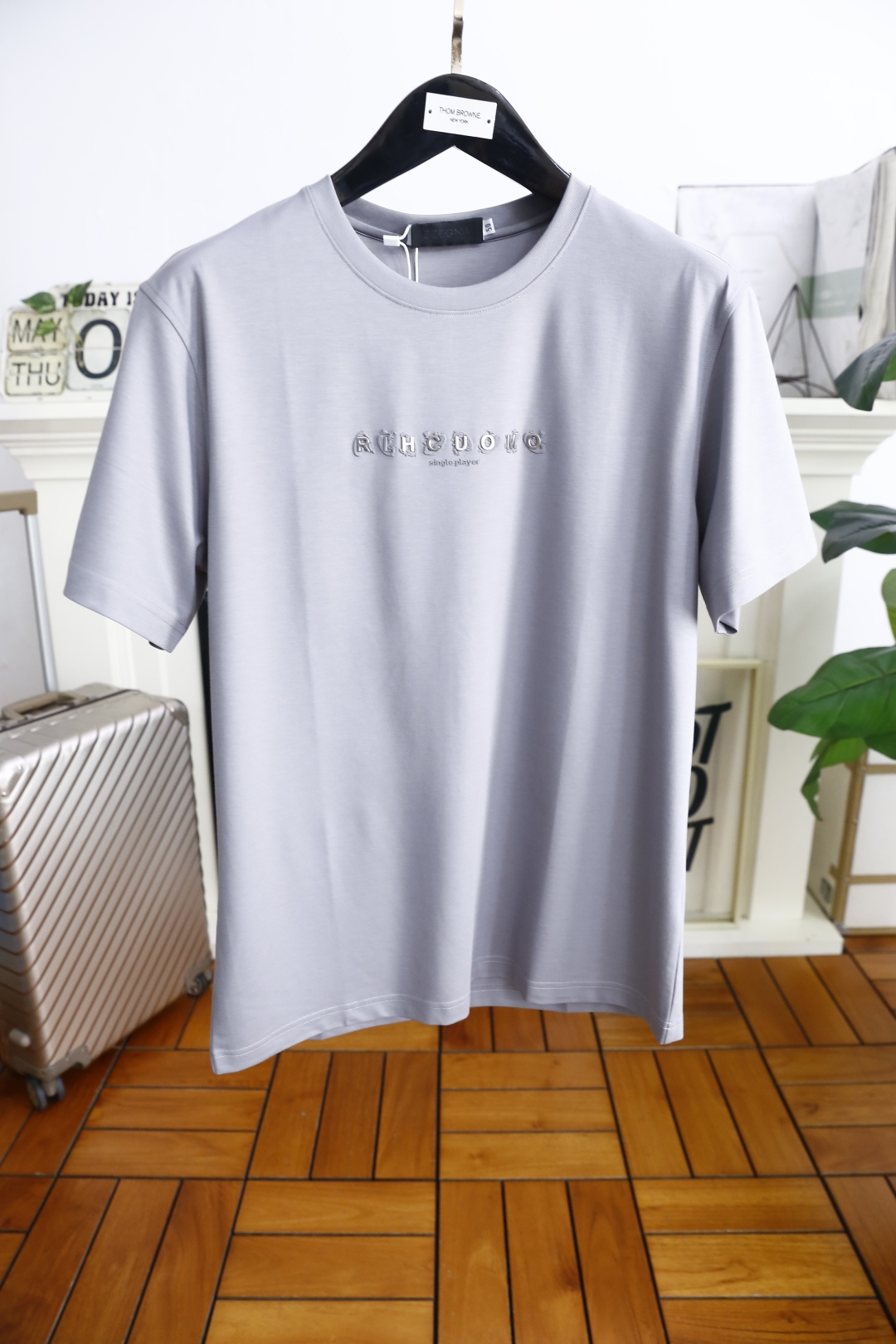 NO:161538,Jenia. 25 new summer products!  Classic loose version of men's short-sleeved fashionable round neck product design, more fashionable and comfortable, high-standard customization, very stylish on the upper body, luxurious custom letter LOGO pattern on the chest, customer-supplied auxiliary materials, imported high-end custom cotton fabric with very delicate texture, exquisite details and exquisite craftsmanship, extremely shaping item, can be matched with any fashion, super good style, a must-have item for trendy men!  Counter size: M-3XL, one size larger!  Shipping the next day!  ,zegna,T-shirt,alexander wang19860909杰尼亚. 25夏季新品！经典宽松版男士短袖时尚圆领单品设计,更加时尚舒适,高标准定制,上身非常有型,胸前奢华定制字母LOGO 图案 客供辅料,客供进口高档定制棉面料质感非常细腻,细节工艺精湛考究,塑造性极高的一款单品,任何时装都可以搭配,版型超级好 潮男必备单品！专柜尺码:M-3XL,偏大一码！隔天出货！,,zegna,T-shirt,alexander wang,Men's clothing