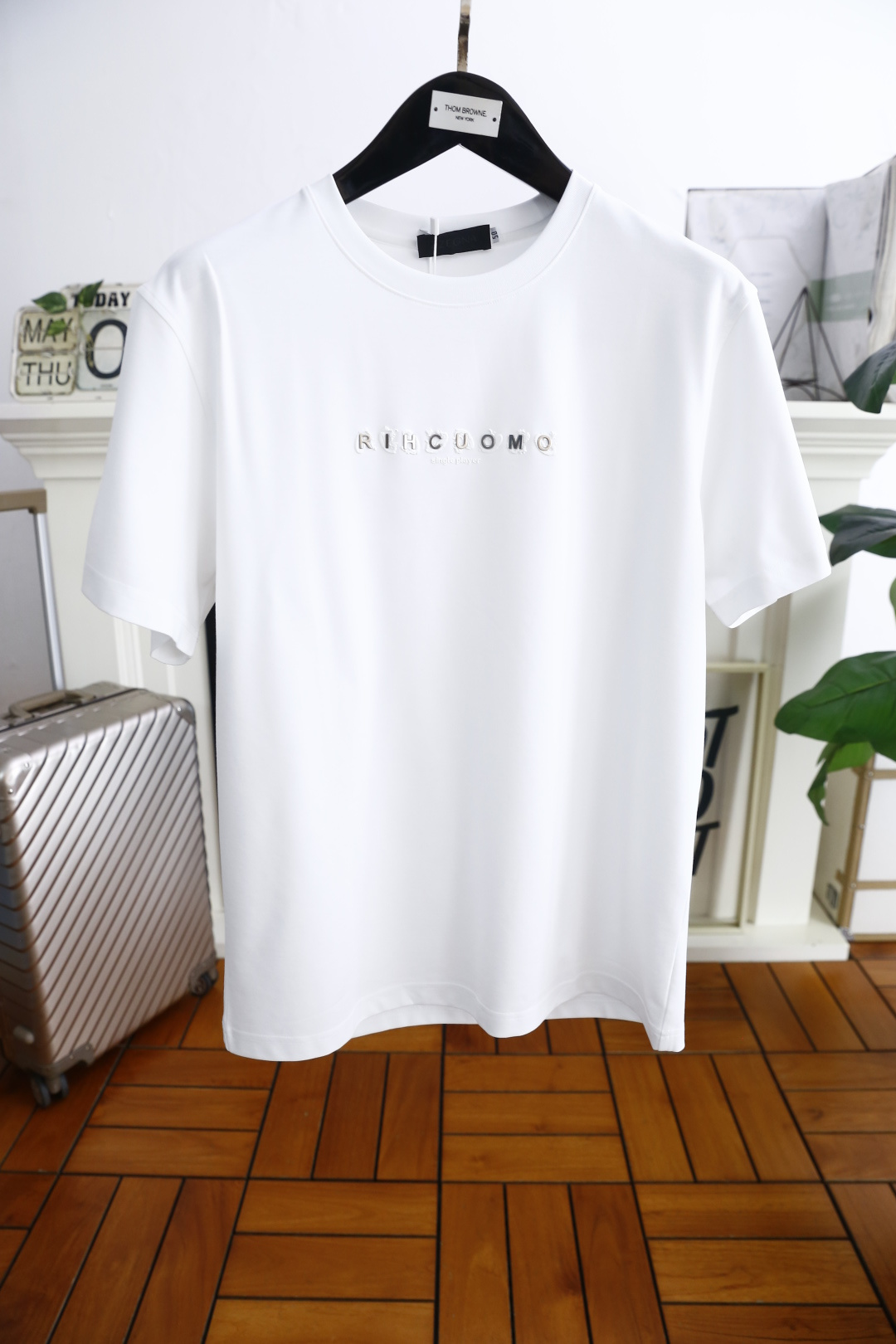 NO:160453,Jenia. 25 new summer products!  Classic loose version of men's short-sleeved fashionable round neck product design, more fashionable and comfortable, high-standard customization, very stylish on the upper body, luxurious custom letter LOGO pattern on the chest, customer-supplied auxiliary materials, imported high-end custom cotton fabric with very delicate texture, exquisite details and exquisite craftsmanship, extremely shaping item, can be matched with any fashion, super good style, a must-have item for trendy men!  Counter size: M-3XL, one size larger!  Shipping the next day!  ,zegna,T-shirt,alexander wang19860909杰尼亚. 25夏季新品！经典宽松版男士短袖时尚圆领单品设计,更加时尚舒适,高标准定制,上身非常有型,胸前奢华定制字母LOGO 图案 客供辅料,客供进口高档定制棉面料质感非常细腻,细节工艺精湛考究,塑造性极高的一款单品,任何时装都可以搭配,版型超级好 潮男必备单品！专柜尺码:M-3XL,偏大一码！隔天出货！,,zegna,T-shirt,alexander wang,Men's clothing