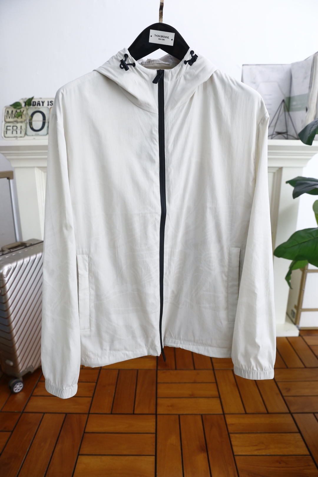 NO:160451,Burberry/Bur*erry. 2025 spring and summer new product fashion hooded sunscreen luxury classic brand Zhanma logo design high-end customization, anyone can drive easily, imported high-end top comfortable breathable quick-drying fabric, soft hand comfortable and stylish luxury fashion craft style, foreign trade company orders, produced by domestic first-line OEM factories, customized high-density fabrics, luxurious classic designs, fashion essentials!  Highly recommended to purchase!  Counter size: 48-56, shipped the next day!  ,burberry,burberry,hats,alexander wang19860909巴宝丽/Bur*erry. 2025春夏新品时尚连帽防晒衣奢华经典品牌战马logo设计高级定制 任何人都可以轻松驾驶 进口高档顶级舒适透气速干面料 手软舒适有型奢华时尚工艺款式,外贸公司订单,国内一线代工厂出品,订制高密度面料,奢华经典设计,时尚必备单品！强烈推荐购入！专柜尺码:48-56,隔天出货！,,burberry,burberry,hats,alexander wang,Men's clothing