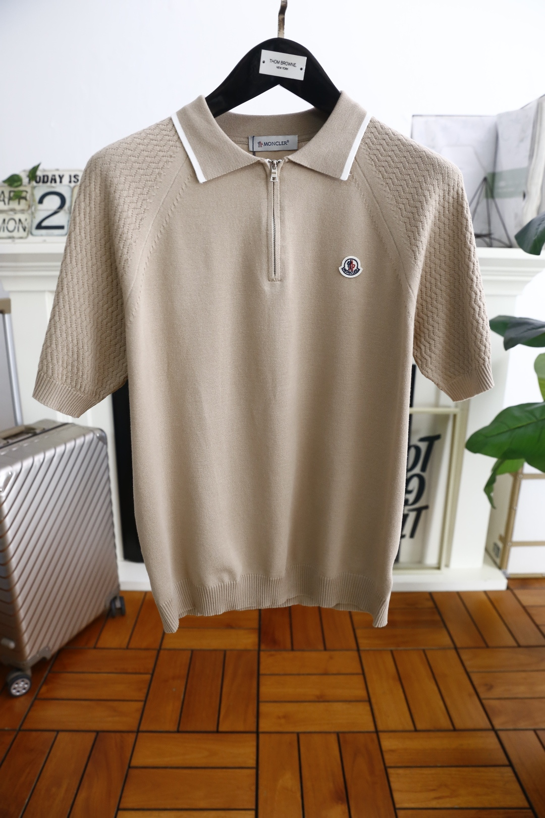 NO:161544,Pula*/Pra*a. 2025 summer new product men's short-sleeved fashionable exquisite zipper lapel design!  The LOGO design on the chest is very classy and uses comfortable and breathable fabric!  Those who know the goods must enter!  The style and tailoring are slim styles, which are very exquisite, showing aura and highlighting the exquisiteness of business men. This is the unique feature, the right slim fit, and the upper body effect is very good!  Counter size M-3XL, shipped the next day!  ,,prada,prada,T-shirt,alexander wang19860909普拉*/Pra*a. 2025夏季新品男士短袖时尚精致拉链翻领设计！胸前品牌LOGO设计,非常显档次采用舒适透气面料！懂货的必须入！版型剪裁属于修身款 非常精致,显气场,又会凸显商务男士的精致,这就是独到之处,恰到好处的修身,上身效果非常赞！专柜尺码M-3XL,隔天出货！,,prada,prada,T-shirt,alexander wang,Men's clothing