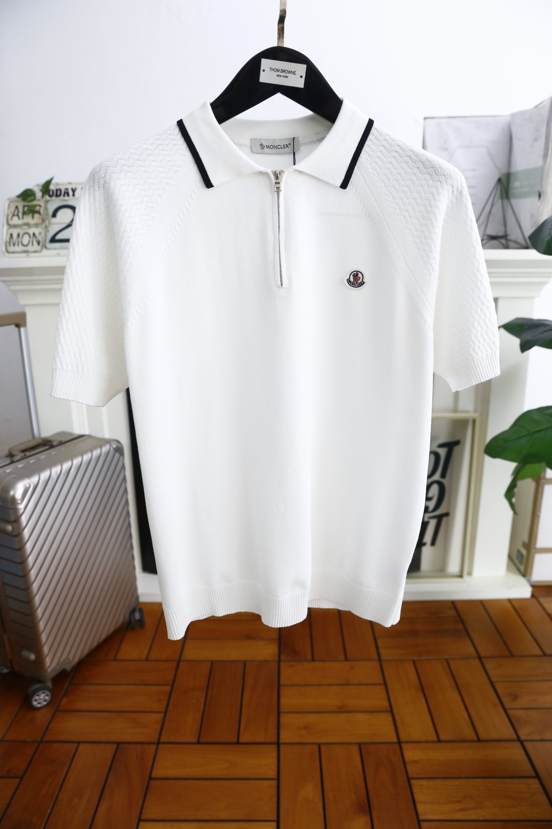 NO:160459,Pula*/Pra*a. 2025 summer new product men's short-sleeved fashionable exquisite zipper lapel design!  The LOGO design on the chest is very classy and uses comfortable and breathable fabric!  Those who know the goods must enter!  The style and tailoring are slim styles, which are very exquisite, showing aura and highlighting the exquisiteness of business men. This is the unique feature, the right slim fit, and the upper body effect is very good!  Counter size M-3XL, shipped the next day!  ,,prada,prada,T-shirt,alexander wang19860909普拉*/Pra*a. 2025夏季新品男士短袖时尚精致拉链翻领设计！胸前品牌LOGO设计,非常显档次采用舒适透气面料！懂货的必须入！版型剪裁属于修身款 非常精致,显气场,又会凸显商务男士的精致,这就是独到之处,恰到好处的修身,上身效果非常赞！专柜尺码M-3XL,隔天出货！,,prada,prada,T-shirt,alexander wang,Men's clothing