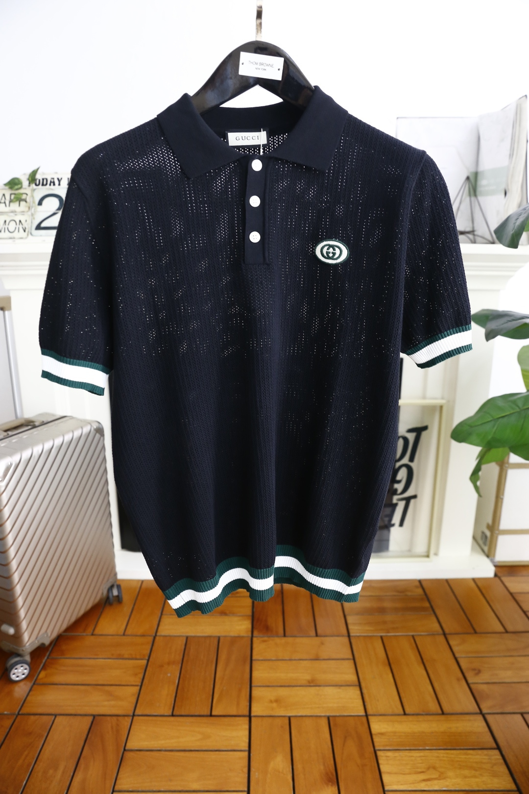 NO:161542,Gucci/Gu*ci. 2025 summer new product men's knitted short-sleeved fashionable classic lapel design!  High-end custom versatile styles that anyone can easily control. Comfortable and breathable cotton fabric!  Luxury classic brand LOGO design, very high-end and those who understand goods must enter!  The style and tailoring are slim styles, which are very exquisite, showing aura and highlighting the exquisiteness of business men. This is the unique feature, the right slim fit, and the upper body effect is very good!  Complete three standards!  Counter size M-3XL, shipped the next day!  ,gucci,T-shirt,alexander wang19860909古驰/Gu*ci. 2025夏季新品男士针织短袖时尚经典翻领设计！高级定制百搭款式 任何人都可以轻松驾驭 采用舒适透气棉面料！奢华经典品牌LOGO设计,非常显档次懂货的必须入！版型剪裁属于修身款 非常精致,显气场,又会凸显商务男士的精致,这就是独到之处,恰到好处的修身,上身效果非常赞！三标齐全！专柜尺码M-3XL,隔天出货！,,gucci,T-shirt,alexander wang,Men's clothing