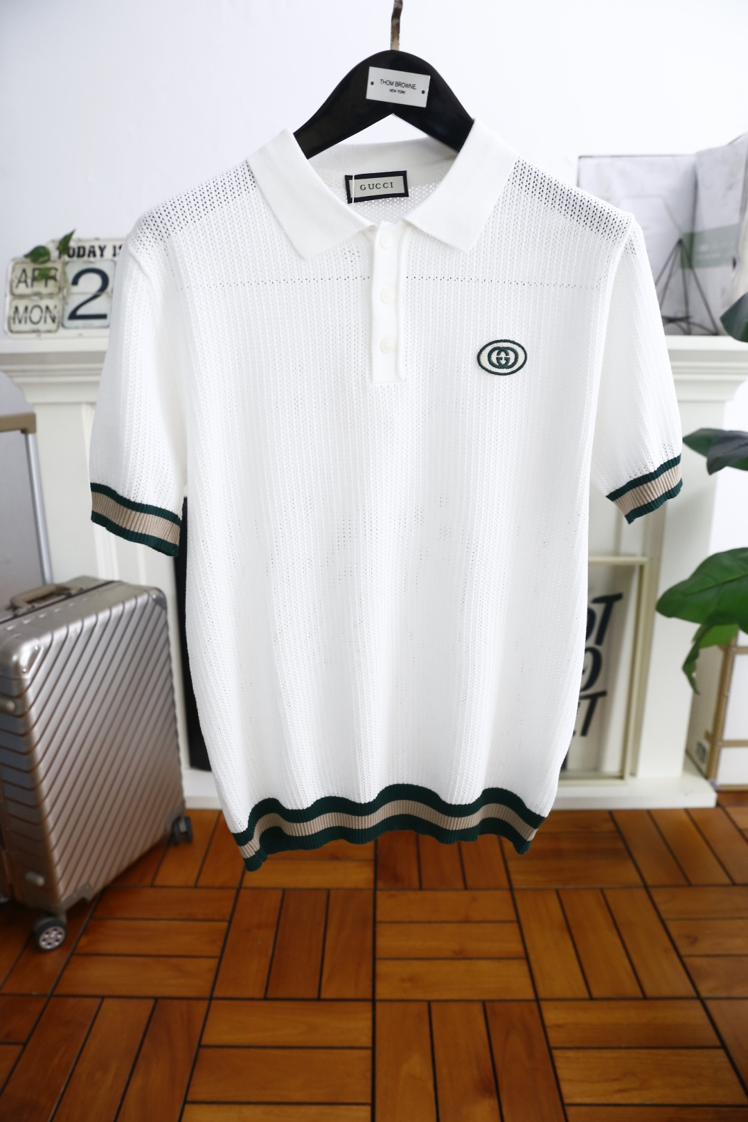 NO:160456,Gucci/Gu*ci. 2025 summer new product men's knitted short-sleeved fashionable classic lapel design!  High-end custom versatile styles that anyone can easily control. Comfortable and breathable cotton fabric!  Luxury classic brand LOGO design, very high-end and people who understand goods must enter!  The style and tailoring are slim styles, which are very exquisite, showing aura and highlighting the exquisiteness of business men. This is the unique feature, the right slim fit, and the upper body effect is very good!  Complete three standards!  Counter size M-3XL, shipped the next day!  ,gucci,T-shirt,alexander wang19860909古驰/Gu*ci. 2025夏季新品男士针织短袖时尚经典翻领设计！高级定制百搭款式 任何人都可以轻松驾驭 采用舒适透气棉面料！奢华经典品牌LOGO设计,非常显档次懂货的必须入！版型剪裁属于修身款 非常精致,显气场,又会凸显商务男士的精致,这就是独到之处,恰到好处的修身,上身效果非常赞！三标齐全！专柜尺码M-3XL,隔天出货！,,gucci,T-shirt,alexander wang,Men's clothing