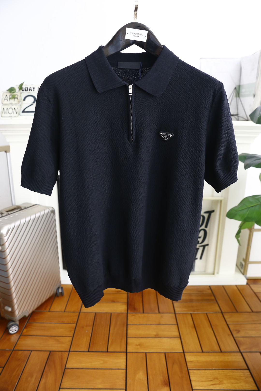 NO:161540,Pula*/Pra*a. 2025 summer new product men's short-sleeved fashionable exquisite zipper lapel design!  High-end custom versatile styles that anyone can easily control with comfortable knitted fabrics!  Luxury classic brand triangle letter design, which is very high-end and must be entered if you understand the goods!  The style and tailoring are slim styles, which are very exquisite, showing aura and highlighting the exquisiteness of business men. This is the unique feature, the right slim fit, and the upper body effect is very good!  Counter size M-3XL, shipped the next day!  ,,prada,prada,T-shirt,alexander wang19860909普拉*/Pra*a. 2025夏季新品男士短袖时尚精致拉链翻领设计！高级定制百搭款式 任何人都可以轻松驾驭 采用舒适针织面料！奢华经典品牌三角标字母设计,非常显档次懂货的必须入！版型剪裁属于修身款 非常精致,显气场,又会凸显商务男士的精致,这就是独到之处,恰到好处的修身,上身效果非常赞！专柜尺码M-3XL,隔天出货！,,prada,prada,T-shirt,alexander wang,Men's clothing