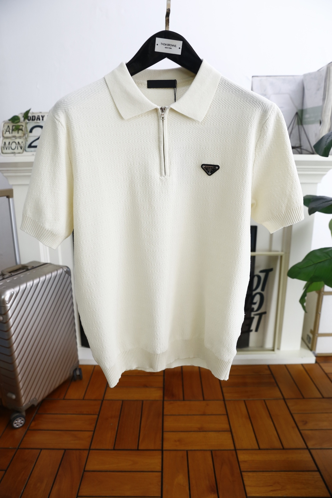 NO:160454,Pula*/Pra*a. 2025 summer new product men's short-sleeved fashionable exquisite zipper lapel design!  High-end custom versatile styles that anyone can easily control with comfortable knitted fabrics!  Luxury classic brand triangle letter design, which is very high-end and must be entered if you understand the goods!  The style and tailoring are slim styles, which are very exquisite, showing aura and highlighting the exquisiteness of business men. This is the unique feature, the right slim fit, and the upper body effect is very good!  Counter size M-3XL, shipped the next day!  ,,prada,prada,T-shirt,alexander wang19860909普拉*/Pra*a. 2025夏季新品男士短袖时尚精致拉链翻领设计！高级定制百搭款式 任何人都可以轻松驾驭 采用舒适针织面料！奢华经典品牌三角标字母设计,非常显档次懂货的必须入！版型剪裁属于修身款 非常精致,显气场,又会凸显商务男士的精致,这就是独到之处,恰到好处的修身,上身效果非常赞！专柜尺码M-3XL,隔天出货！,,prada,prada,T-shirt,alexander wang,Men's clothing