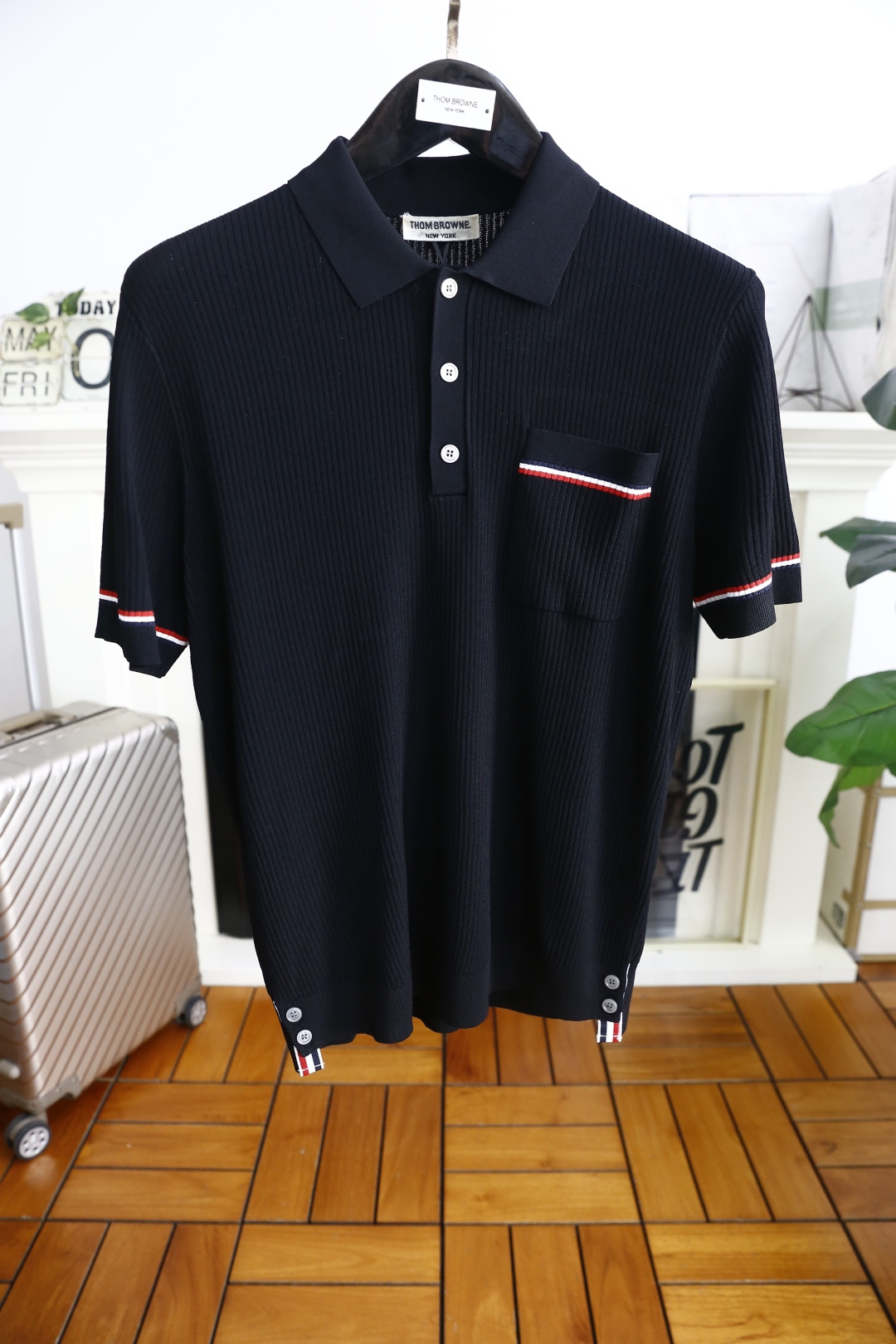 NO:161548,Tom Brown/TB. 2025 summer new product for men's knitted short-sleeved fashionable exquisite neckline lapel design!  Classic pockets on the chest are matched with brand elements!  Very classy!  Anyone can easily control it with high-end knitted fabric!  Those who know the goods must enter!  The style and tailoring are slim styles, which are very exquisite, showing aura and highlighting the exquisiteness of business men. This is the unique feature, the right slim fit, and the upper body effect is very good!  Counter size M-3XL, shipped the next day!  ,thom browne,T-shirt,alexander wang19860909汤姆布朗/TB. 2025夏季新品男士针织短袖时尚精致领口翻领设计！胸前经典口袋搭配品牌元素！非常显档次！任何人都可以轻松驾驭 采用高档针织面料！懂货的必须入！版型剪裁属于修身款 非常精致,显气场,又会凸显商务男士的精致,这就是独到之处,恰到好处的修身,上身效果非常赞！专柜尺码M-3XL,隔天出货！,,thom browne,T-shirt,alexander wang,Men's clothing