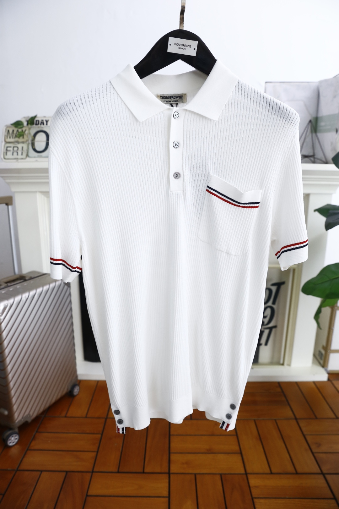 NO:160480,Tom Brown/TB. 2025 summer new product for men's knitted short-sleeved fashionable exquisite neckline lapel design!  Classic pockets on the chest are matched with brand elements!  Very classy!  Anyone can easily control it with high-end knitted fabric!  Those who know the goods must enter!  The style and tailoring are slim styles, which are very exquisite, showing aura and highlighting the exquisiteness of business men. This is the unique feature, the right slim fit, and the upper body effect is very good!  Counter size M-3XL, shipped the next day!  ,thom browne,T-shirt,alexander wang19860909汤姆布朗/TB. 2025夏季新品男士针织短袖时尚精致领口翻领设计！胸前经典口袋搭配品牌元素！非常显档次！任何人都可以轻松驾驭 采用高档针织面料！懂货的必须入！版型剪裁属于修身款 非常精致,显气场,又会凸显商务男士的精致,这就是独到之处,恰到好处的修身,上身效果非常赞！专柜尺码M-3XL,隔天出货！,,thom browne,T-shirt,alexander wang,Men's clothing