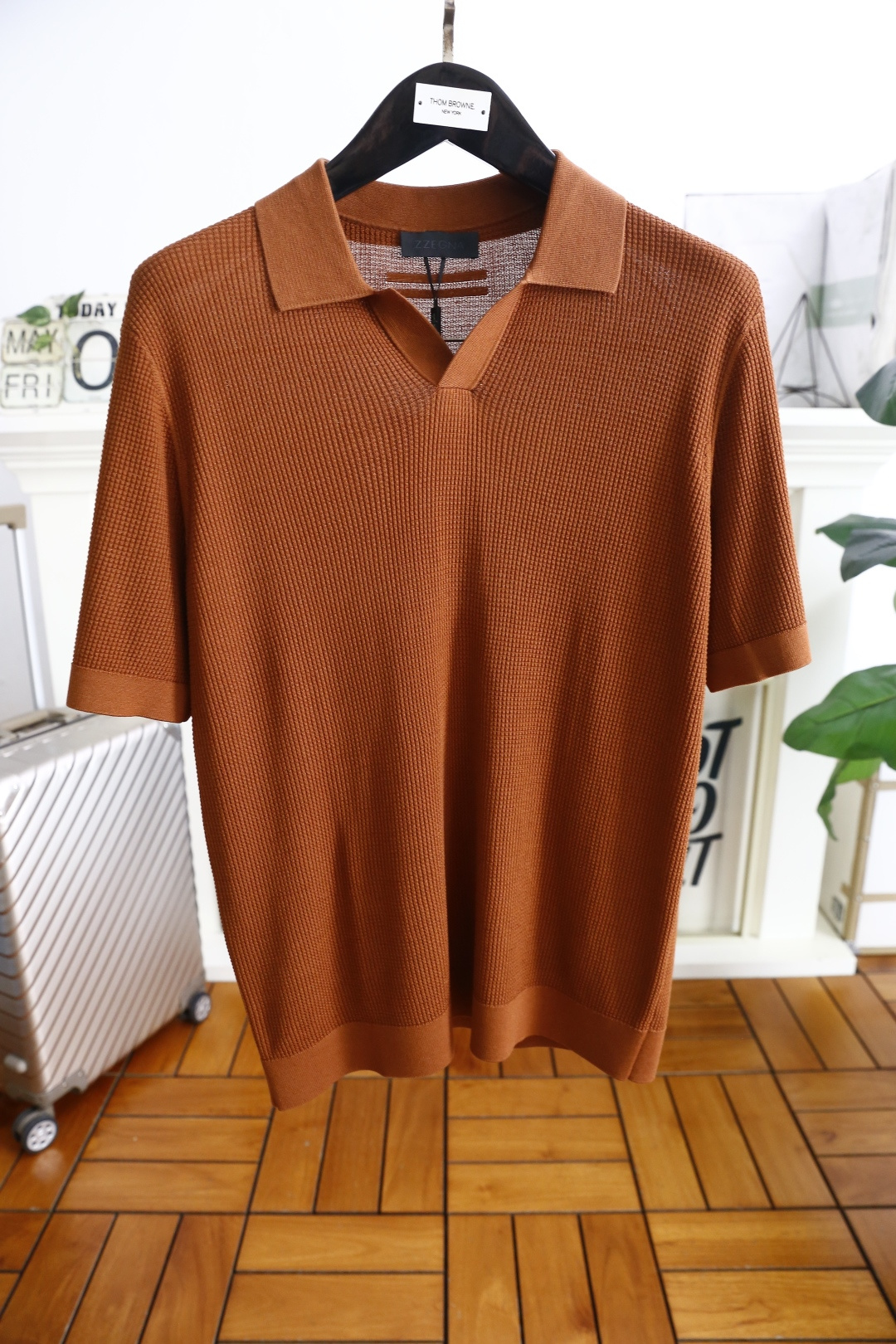 NO:161546,Jeni*/Ze*na. 2025 summer new product for men's short-sleeved fashion classic lapel design!  High-end custom versatile styles that anyone can easily control with comfortable knitted fabrics!  Classic brand element design, very high-end and must-have if you understand the goods!  The style and tailoring are slim styles, which are very exquisite, showing aura and highlighting the exquisiteness of business men. This is the unique feature, the right slim fit, and the upper body effect is very good!  Counter size M-3XL, shipped the next day!  ,zegna,T-shirt,alexander wang19860909杰尼*/Ze*na. 2025夏季新品男士短袖时尚经典翻领设计！高级定制百搭款式 任何人都可以轻松驾驭 采用舒适针织面料！经典品牌元素设计,非常显档次懂货的必须入！版型剪裁属于修身款 非常精致,显气场,又会凸显商务男士的精致,这就是独到之处,恰到好处的修身,上身效果非常赞！专柜尺码M-3XL,隔天出货！,,zegna,T-shirt,alexander wang,Men's clothing