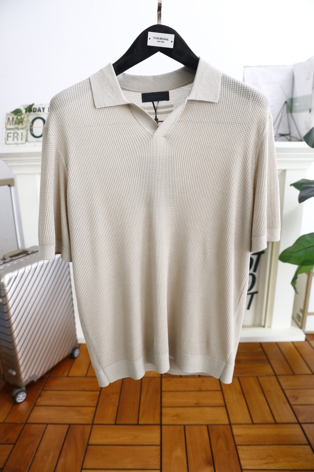 NO:160462,Jeni*/Ze*na. 2025 summer new product for men's short-sleeved fashion classic lapel design!  High-end custom versatile styles that anyone can easily control with comfortable knitted fabrics!  Classic brand element design, very high-end and must-have if you understand the goods!  The style and tailoring are slim styles, which are very exquisite, showing aura and highlighting the exquisiteness of business men. This is the unique feature, the right slim fit, and the upper body effect is very good!  Counter size M-3XL, shipped the next day!  ,zegna,T-shirt,alexander wang19860909杰尼*/Ze*na. 2025夏季新品男士短袖时尚经典翻领设计！高级定制百搭款式 任何人都可以轻松驾驭 采用舒适针织面料！经典品牌元素设计,非常显档次懂货的必须入！版型剪裁属于修身款 非常精致,显气场,又会凸显商务男士的精致,这就是独到之处,恰到好处的修身,上身效果非常赞！专柜尺码M-3XL,隔天出货！,,zegna,T-shirt,alexander wang,Men's clothing