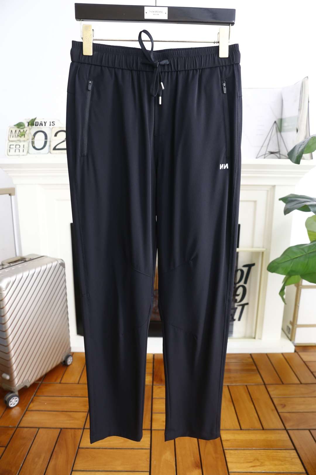 NO:161535,Jenia. 25 new summer fashion men's thin casual pants!  It uses imported comfortable, breathable and quick-drying fabric, luxurious custom pattern design, and the upper body is comfortable!  Elastic waist and small feet with no restraint!  The same product for overseas European counters, the upper body is fashionable and sporty, very low-key and luxurious!  The stitching of the turner is delicate and strong!  Perfect three-dimensional tailoring, highly recommend buying the product!  Counter size 29-38, no 37!  Shipping the next day!  ,zegna,alexander wang19860909杰尼亚. 25夏季新品时尚男士薄款休闲裤！采用进口舒适透气速干面料,奢华定制图案设计 上身随意舒服！松紧腰小脚搭配无束缚感！海外欧洲专柜同品,上身时尚运动显时尚,很低调且不失奢华品味！车工缝线细致而强悍！完美立体剪裁,强烈推荐购入货色！专柜尺码29-38,无37！隔天出货！,,zegna,alexander wang,Men's clothing