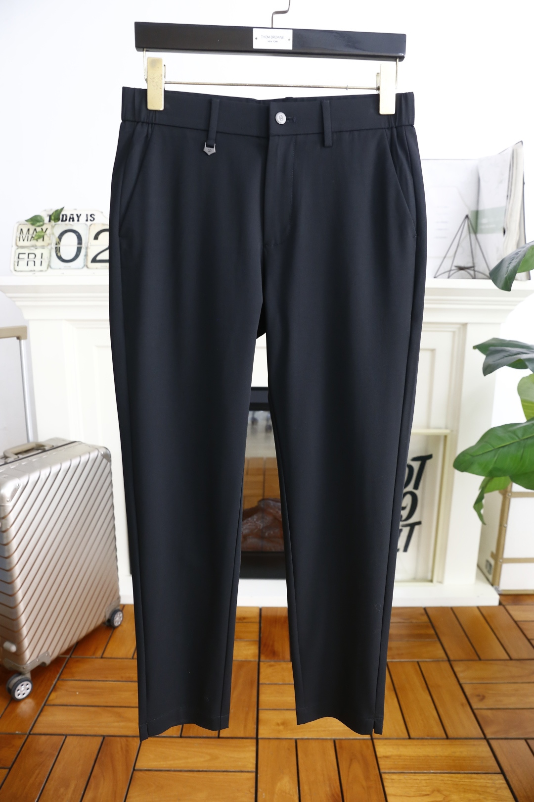 NO:161537,Valentino. 2025 summer fashion new product for men's casual trousers!  It is made of comfortable and breathable fabric, luxurious and classic brand letter LOGO design, and the upper body is casual and comfortable!  No sense of restraint!  The same product for overseas European counters, the upper body is fashionable and sporty, very low-key and luxurious!  The stitching of the turner is delicate and strong!  Perfect three-dimensional tailoring, highly recommend buying the product!  Counter size: 29-38, no 37!  Shipping the next day!  , valentino,alexander wang19860909华伦天奴. 2025夏季时尚新品男士休闲西裤！采用舒适透气面料,奢华经典品牌字母LOGO设计 上身随意舒服！无束缚感！海外欧洲专柜同品,上身时尚运动显时尚,很低调且不失奢华品味！车工缝线细致而强悍！完美立体剪裁,强烈推荐购入货色！专柜尺码:29-38,无37！隔天出货！,,valentino,alexander wang,Men's clothing