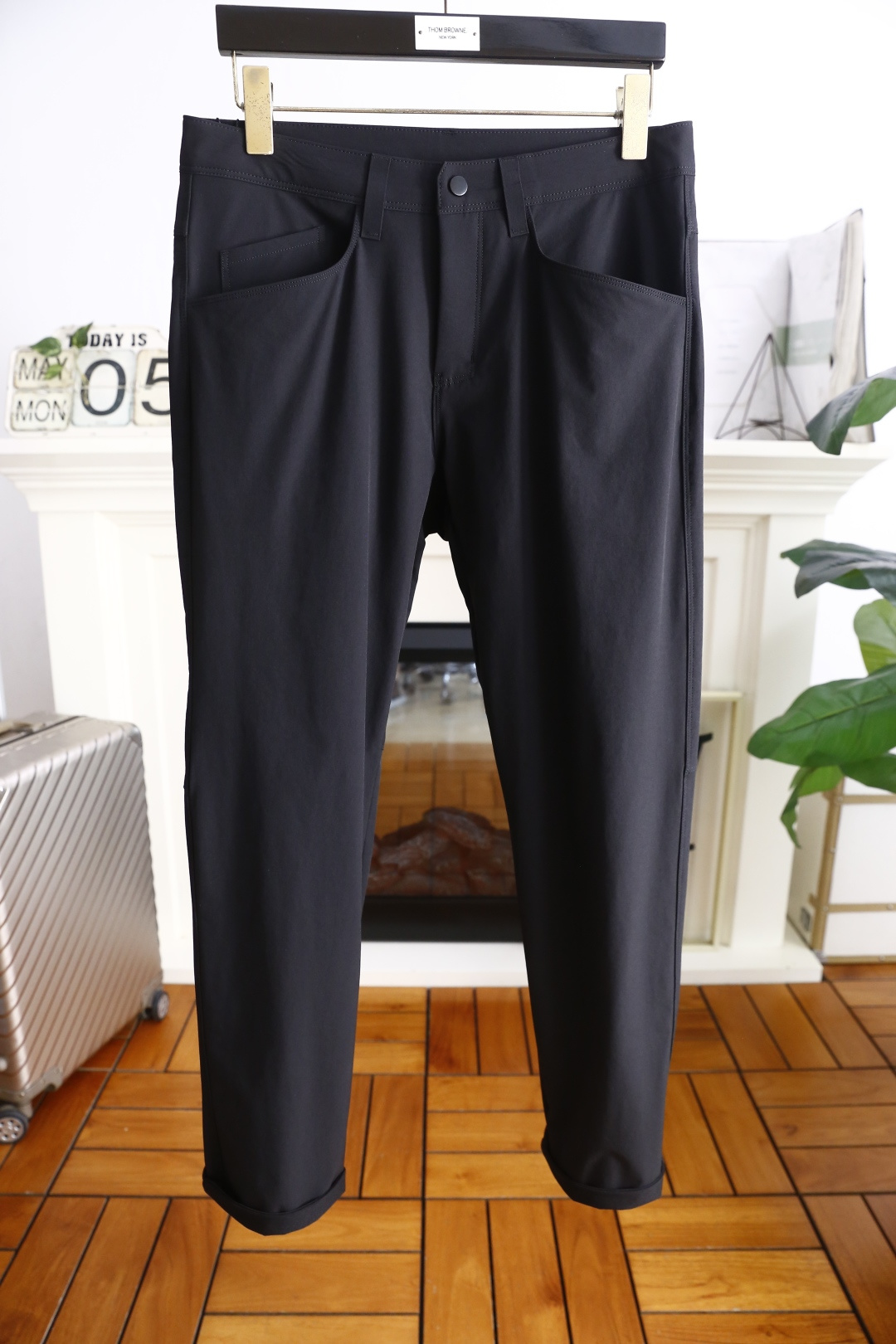 NO:161539,Jeni*/Ze*na. 2025 summer new fashion men's thin casual trousers!  It is made of comfortable and breathable fabric, luxurious and classic elements, and the upper body is comfortable!  No sense of restraint!  The same product for overseas European counters, the upper body is fashionable and sporty, very low-key and luxurious!  The stitching of the turner is delicate and strong!  Perfect three-dimensional tailoring, highly recommend buying the product!  Counter size: S-3XL, shipped the next day!  ,zegna,alexander wang19860909杰尼*/Ze*na. 2025夏季新品时尚男士薄款休闲西裤！采用舒适透气面料,奢华经典元素设计 上身随意舒服！无束缚感！海外欧洲专柜同品,上身时尚运动显时尚,很低调且不失奢华品味！车工缝线细致而强悍！完美立体剪裁,强烈推荐购入货色！专柜尺码:S-3XL,隔天出货！,,zegna,alexander wang,Men's clothing