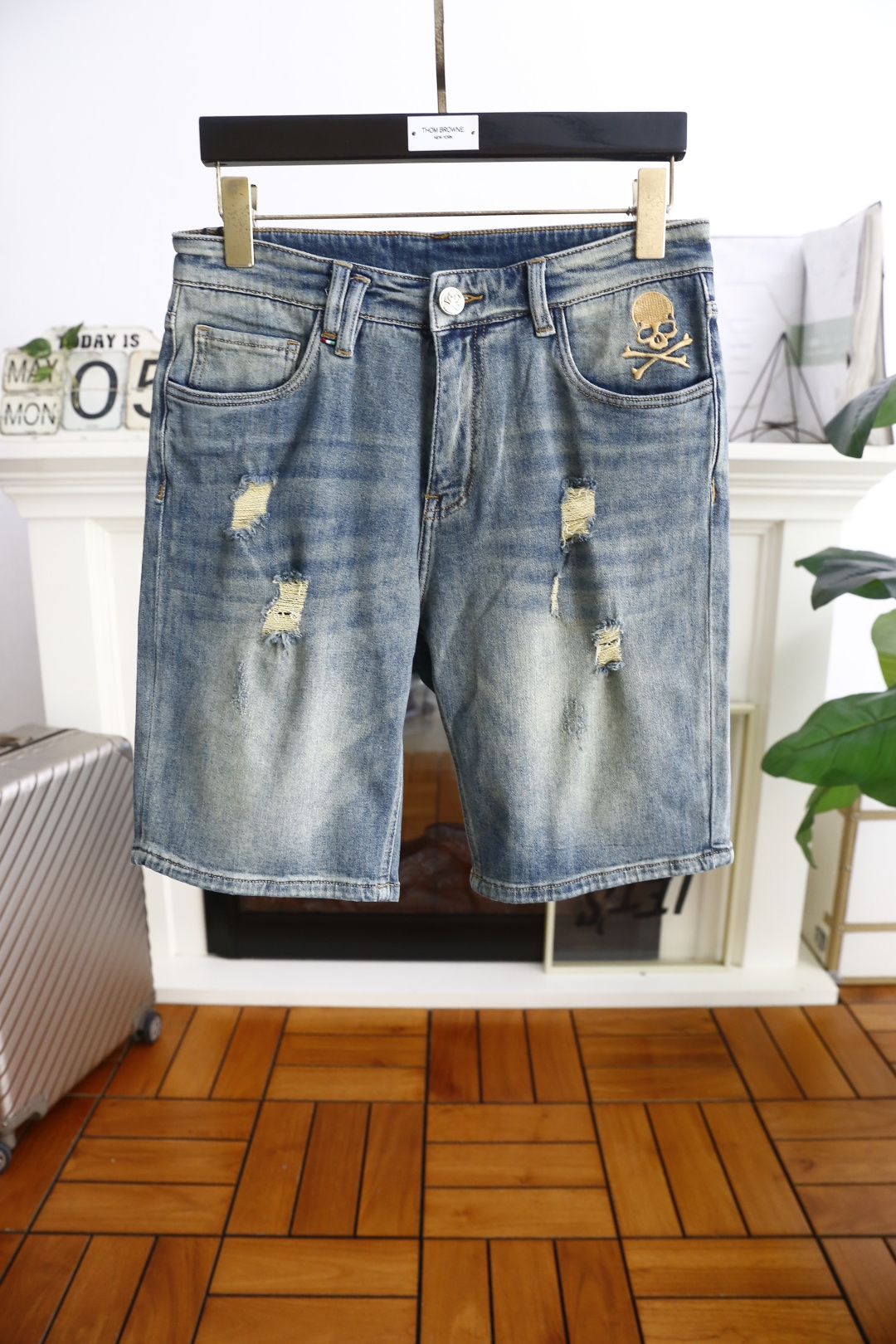 NO:161541,MMJ. 2025ss summer new product original single denim five-quarter pants luxury brand classic custom heavy crafts embroidery LOGO design uses comfortable washing denim fabric high-end customization, soft touch, fashionable luxury goods, fashion brands, just to improve your quality of life, you can determine the personalized customization, the style is excellent, the details are impeccable!  The style is not picky and very high-end. It is a must-have for trendy men!  Counter sizes 28-38, 35/37!  Shipping the next day!  ,alexander wang19860909MMJ. 2025ss夏季新品原单牛仔五分裤奢华品牌经典定制重工艺绣花LOGO设计采用舒适洗水牛仔面料高端定制 手感柔软 时尚奢侈品 时尚大牌 只是为了提升你的生活品质 你来确定个性定制 版型超赞,细节做工无可挑剔！款式不挑人 特别高档 潮男必入手！专柜尺码28-38,有35/无37！隔天出货！,,alexander wang,Men's clothing