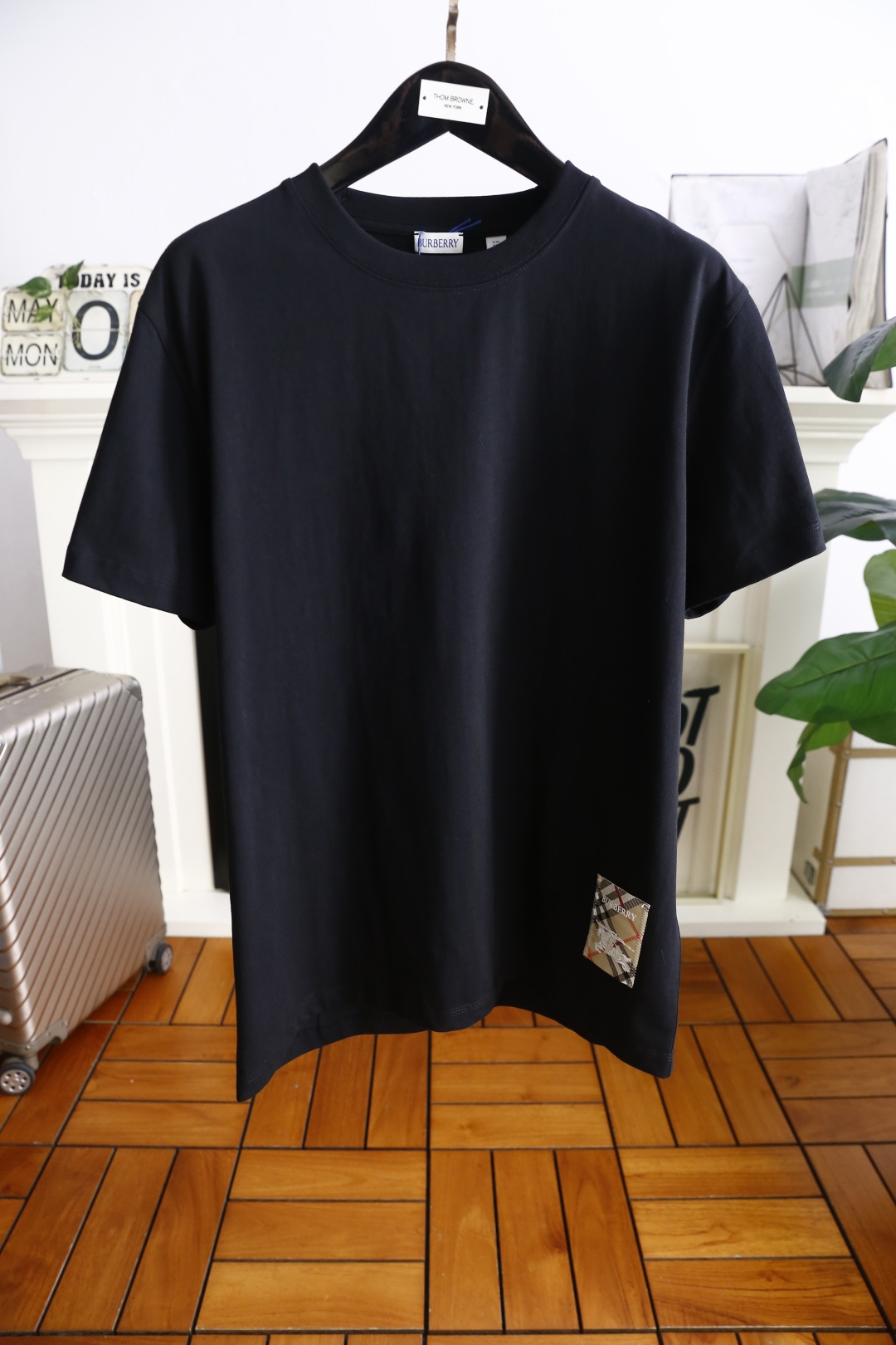 NO:161553,Burberry/Burbe*ry. 25Bur summer new product men's round neck short sleeves market with the highest version of the hem luxury brand Zhanma LOGO logo marked on the upper body to experience the youthfulness and fashion sense brought by this design!  The overall style is fashionable and trendy, using top-grade double mercerized cotton fabric, soft, skin-friendly and breathable, and has a very crisp and drape feeling. The upper body is fashionable and fashionable, and it is a must-have item in summer!  Complete three standards!  Counter size S-2XL, shipped the next day!  ,burberry,burberry,T-shirt,alexander wang19860909巴宝丽/Burbe*ry. 25Bur夏季新品男士圆领短袖市场最高版本下摆奢华品牌战马LOGO标识标注上身就能体会这款设计带来的年轻与时尚感！整体时尚而有潮流,采用顶级双丝光棉面料 柔软亲肤透气 ,又有很好的挺括 垂感 上身时尚潮流色系,夏季必备单品！三标齐全！专柜尺码S-2XL,隔天出货！,,burberry,burberry,T-shirt,alexander wang,Men's clothing