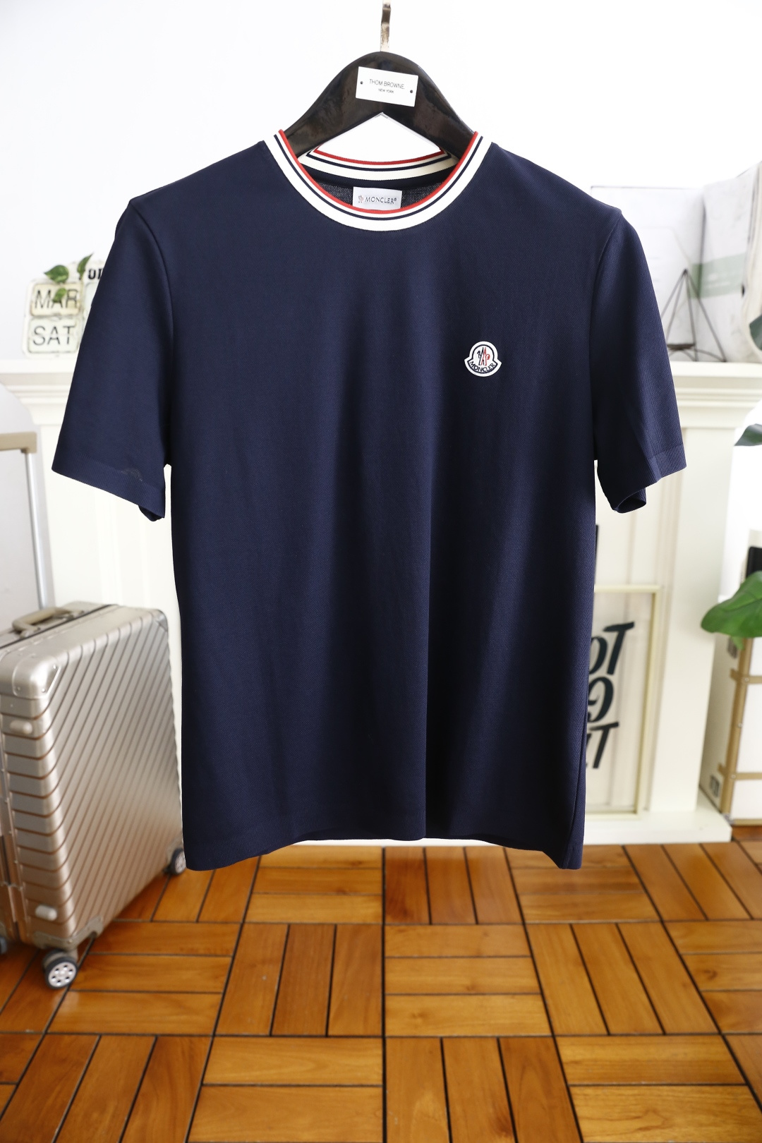 NO:161543,Mon*ler. New in summer 25!  Classic round neck men's short-sleeved fashion item design, more fashionable and comfortable, high-standard customization, very stylish upper body, luxury brand LOGO pattern on chest, customer-supplied auxiliary materials, using top-grade comfortable cotton fabric with very delicate texture, exquisite details and exquisite craftsmanship, extremely shaping item, can be matched with any fashion, super good style, a must-have item for trendy men. Counter size: M-4XL, shipped the next day!  , Moncler, T-shirt, alexander wang19860909蒙口/Mon*ler. 25夏季新款！经典圆领男士短袖时尚单品设计,更加时尚舒适,高标准定制,上身非常有型,胸前奢华品牌LOGO 图案 客供辅料,采用顶级舒适棉面料质感非常细腻,细节工艺精湛考究,塑造性极高的一款单品,任何时装都可以搭配,版型超级好 潮男必备单品 专柜尺码:M-4XL,隔天出货！,,Moncler,T-shirt,alexander wang,Men's clothing