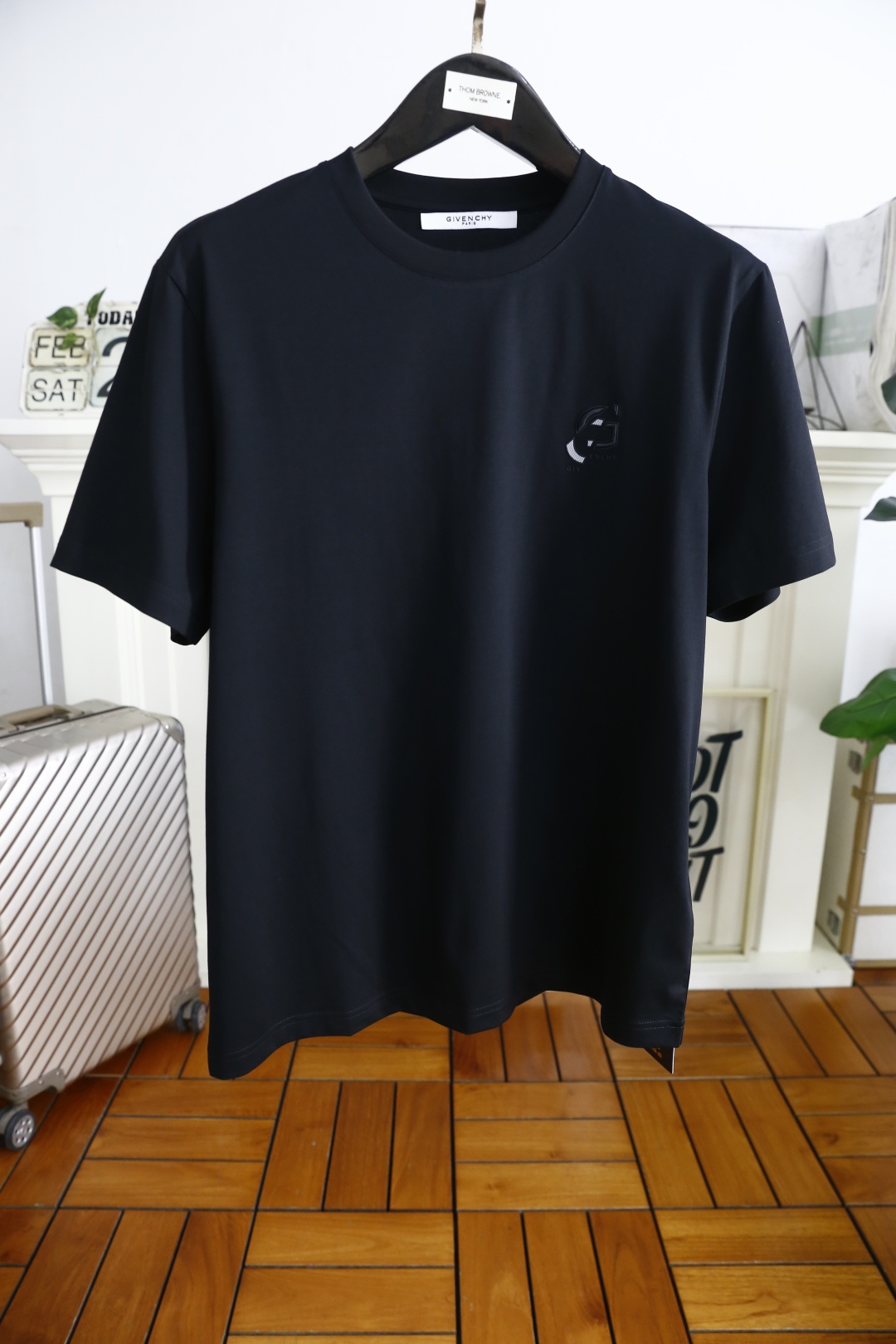 NO:161549,Given*hy. 2025 summer new product men's round neck short sleeves with luxurious brand letters LOGO logo on the chest and you can appreciate the youthfulness and fashion sense brought by this design!  The overall style is fashionable and trendy, and it uses double mercerized cotton fabric, which is soft, skin-friendly and breathable, and has a very crisp and drape. It has a fashionable and fashionable color system on the upper body, a must-have item for trendy men!  Complete three standards!  Counter size 46-58, shipped the next day!  ,,givenchy,givenchy,T-shirt,alexander wang19860909纪梵希/Given*hy. 2025夏季新品男士圆领短袖胸前奢华品牌字母LOGO标识标注上身就能体会这款设计带来的年轻与时尚感！整体时尚而有潮流,采用双丝光棉面料 柔软亲肤透气 ,又有很好的挺括 垂感 上身时尚潮流色系,潮男必备单品！三标齐全！专柜尺码46-58,隔天出货！,,givenchy,givenchy,T-shirt,alexander wang,Men's clothing