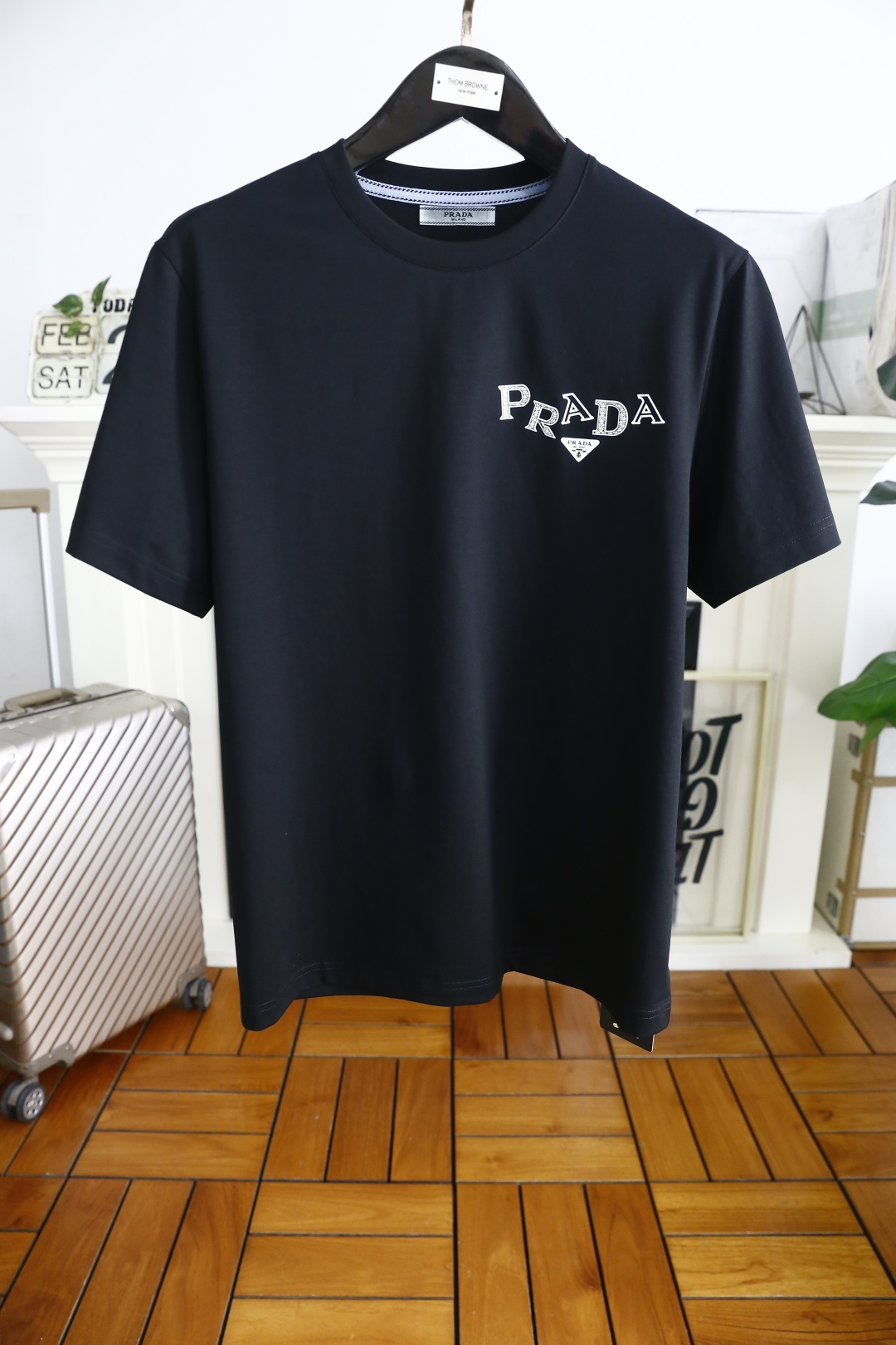 NO:161545,Pula*/Pr*da. 25 new summer products!  Fashionable men's round neck short sleeves on the chest with luxurious classic brand LOGO logo on the upper body, you can experience the youthfulness and fashion sense brought by this design!  The overall fashion is fashionable and trendy. The fabric is made of top-quality fabrics for customer supply, soft, skin-friendly and breathable, and has a very crisp and drooping feeling. The upper body is fashionable and fashionable, and must-have for men!  Counter size S-4XL, shipped the next day!  ,,prada,T-shirt,alexander wang19860909普拉*/Pr*da. 25夏季新品！时尚男士圆领短袖胸前奢华经典品牌LOGO标识标注上身就能体会这款设计带来的年轻与时尚感！整体时尚而有潮流,面料采用客供顶级面料 柔软亲肤透气 ,又有很好的挺括 垂感 上身时尚潮流色系,男士必备单品！专柜尺码S-4XL,隔天出货！,,prada,T-shirt,alexander wang,Men's clothing