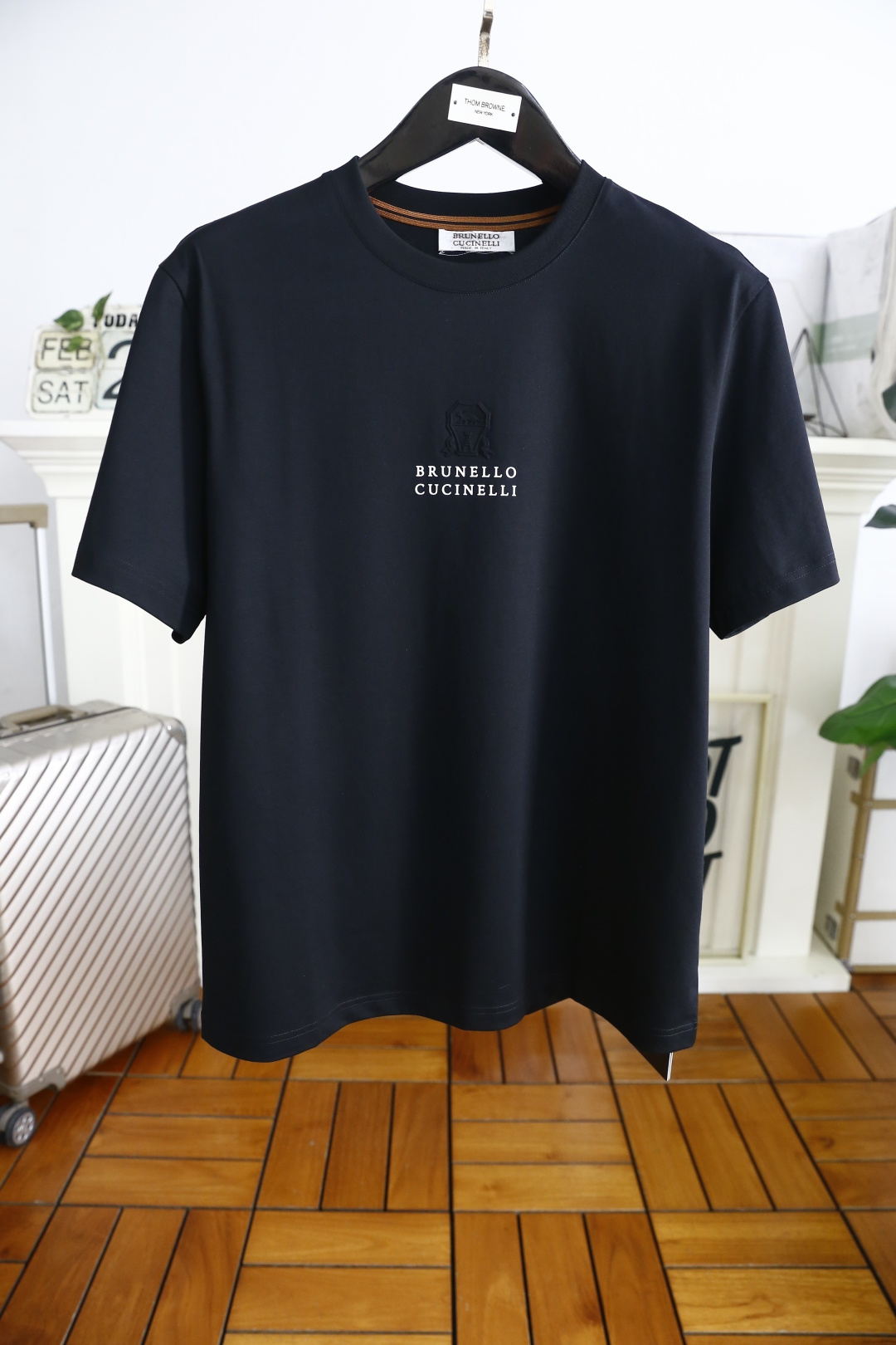 NO:161547,Brunello Cucinelli. 2025 summer new product men's round neck short sleeves with luxurious brand letters LOGO logo on the chest and you can appreciate the youthfulness and fashion sense brought by this design!  The overall fashion is fashionable and trendy. The fabric is made of top-quality fabrics for customer supply, soft, skin-friendly and breathable, and has a very crisp and crisp drooping feeling. The upper body is fashionable and fashionable, and it is a must-have item for trendy men!  Counter size S-4XL, shipped the next day!  brunello cucinelli,T-shirt,alexander wang19860909Brunello Cucinelli. 2025夏季新品男士圆领短袖胸前奢华品牌字母LOGO标识标注上身就能体会这款设计带来的年轻与时尚感！整体时尚而有潮流,面料采用客供顶级面料 柔软亲肤透气 ,又有很好的挺括 垂感 上身时尚潮流色系,潮男必备单品！专柜尺码S-4XL,隔天出货！,,brunello cucinelli,T-shirt,alexander wang,Men's clothing