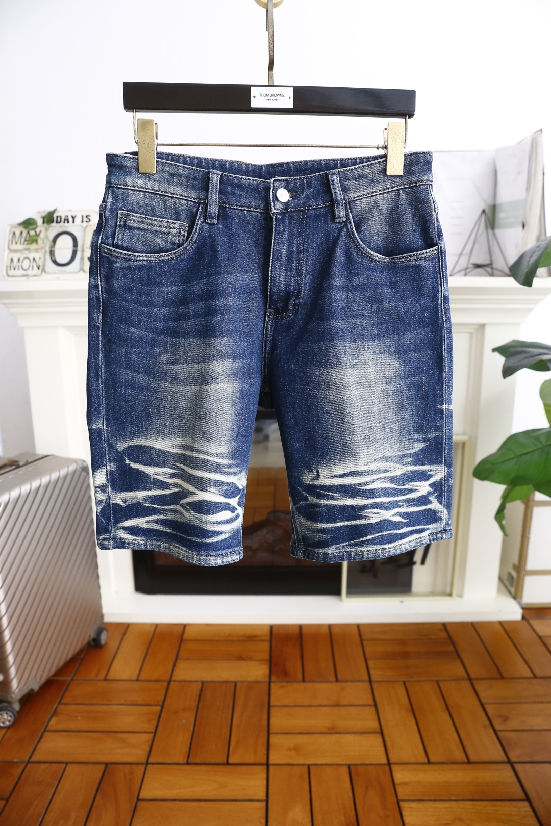 NO:161568,Luo Yiwei 2025ss summer new product!  Fashionable men's versatile denim five-quarter pants luxury brand classic letter LOGO design uses comfortable washing denim fabric high-end customization, soft touch, fashionable luxury goods, fashion brands, just to improve your quality of life, you can determine the personalized customization, the style is excellent, the details are impeccable!  The style is not picky and very high-end. It is a must-have for trendy men!  Counter sizes 28-38, 35/37!  Shipping the next day!  ,loewe,alexander wang19860909罗意威 2025ss夏季新品！时尚男士百搭牛仔五分裤奢华品牌经典字母LOGO设计采用舒适洗水牛仔面料高端定制 手感柔软 时尚奢侈品 时尚大牌 只是为了提升你的生活品质 你来确定个性定制 版型超赞,细节做工无可挑剔！款式不挑人 特别高档 潮男必入手！专柜尺码28-38,有35/无37！隔天出货！,,loewe,alexander wang,Men's clothing