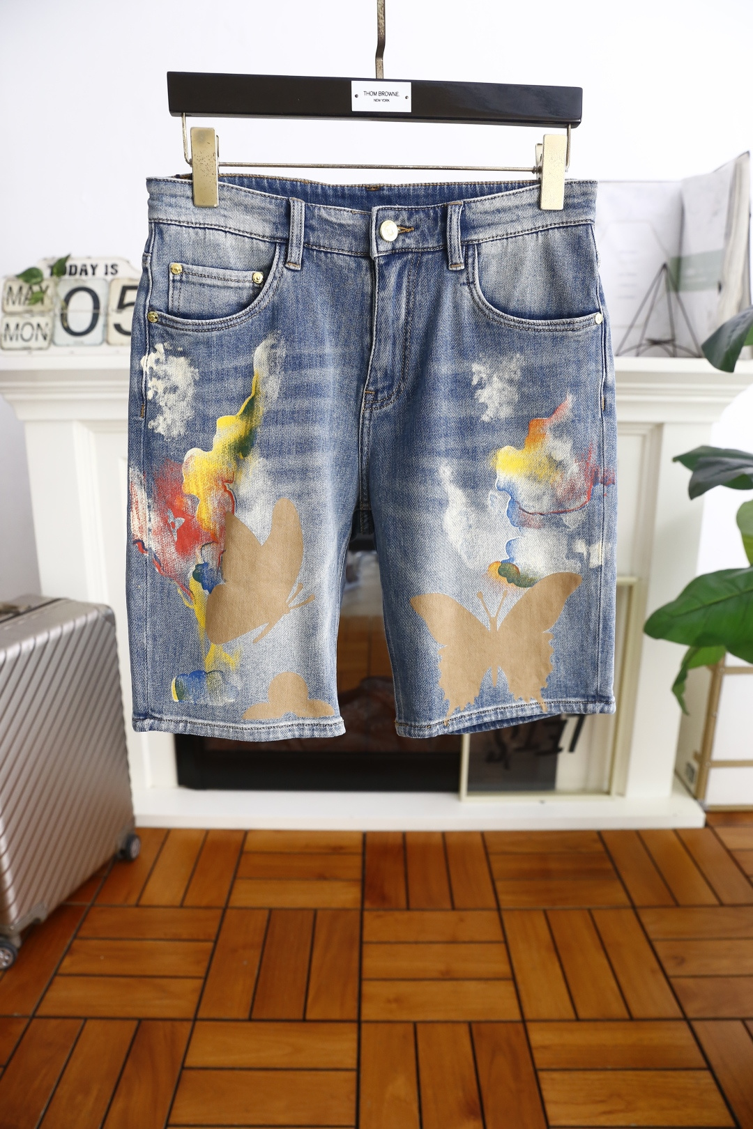 NO:161571,Louis Vu*tton. 2025 summer new men's denim shorts are perfectly wrapped inside, fashionable and classic brand pattern design, exquisite hardware accessories embellishment, considering details, the workmanship is really exquisite, the thread is fine and well-proportioned, and there is no unnecessary thread head. The classic brand LOGO design is luxurious classic hardware zipper accessories. The customer supply counter denim fabric is soft and comfortable, and the texture is enjoyable. The accessories are complete, comparable to any version in the market, and the upper body effect is excellent!  Size 28-38, 35/37!  Shipping the next day!  ,,louis vuitton,louis vuitton,shorts,alexander wang19860909路易威*/Louis Vu*tton. 2025夏季新款男士牛仔短裤内里完美包边,时尚经典品牌图案设计 精美五金配件点缀 在细节上考虑的面面俱到 做工真的极其精湛 走线细密匀称 毫无多余线头,经典品牌LOGO设计奢华经典五金拉链配饰.客供专柜牛仔面料,柔软舒适,质感享受.辅料齐全,媲美市场任何版本,上身效果超赞！尺码28-38,有35/无37！隔天出货！,,louis vuitton,louis vuitton,shorts,alexander wang,Men's clothing