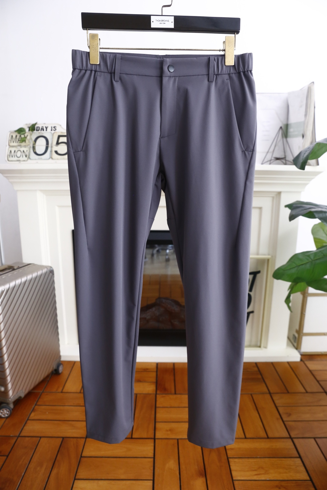 NO:161562,Archaeopteryx. 2025 summer new fashion men's thin casual trousers!  It is made of comfortable and breathable fabric, luxurious and classic elements, and the upper body is comfortable!  No sense of restraint!  The same product for overseas European counters, the upper body is fashionable and sporty, very low-key and luxurious!  The stitching of the turner is delicate and strong!  Perfect three-dimensional tailoring, highly recommend buying the product!  Counter size: S-3XL, shipped the next day!  ,arc'teryx,alexander wang19860909始祖鸟. 2025夏季新品时尚男士薄款休闲西裤！采用舒适透气面料,奢华经典元素设计 上身随意舒服！无束缚感！海外欧洲专柜同品,上身时尚运动显时尚,很低调且不失奢华品味！车工缝线细致而强悍！完美立体剪裁,强烈推荐购入货色！专柜尺码:S-3XL,隔天出货！,arc'teryx,alexander wang,Men's clothing