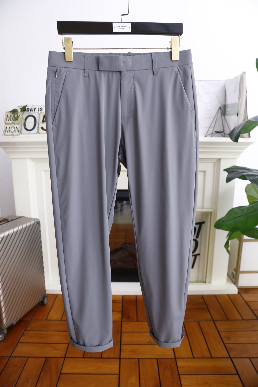 NO:161559,Pula*/Pr*da. 2025 summer new product fashionable men's thin casual trousers!  It is made of comfortable and breathable fabric, luxurious and classic triangle logo design, and the upper body is comfortable!  No sense of restraint!  The same product for overseas European counters, the upper body is fashionable and sporty, very low-key and luxurious!  The stitching of the turner is delicate and strong!  Perfect three-dimensional tailoring, highly recommend buying the product!  Counter size: S-3XL, shipped the next day!  ,prada,alexander wang19860909普拉*/Pr*da. 2025夏季新品时尚男士薄款休闲西裤！采用舒适透气面料,奢华经典三角标LOGO设计 上身随意舒服！无束缚感！海外欧洲专柜同品,上身时尚运动显时尚,很低调且不失奢华品味！车工缝线细致而强悍！完美立体剪裁,强烈推荐购入货色！专柜尺码:S-3XL,隔天出货！,,prada,alexander wang,Men's clothing