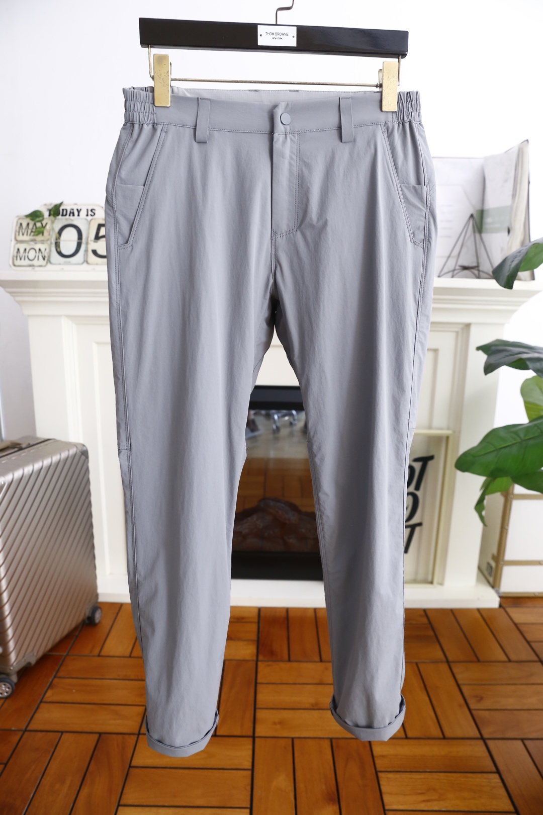 NO:161554,Jeni*/Ze*na. 2025 summer new fashion men's thin casual pants!  It is made of comfortable and breathable fabric, luxurious and classic elements, and the upper body is comfortable!  No sense of restraint!  The same product for overseas European counters, the upper body is fashionable and sporty, very low-key and luxurious!  The stitching of the turner is delicate and strong!  Perfect three-dimensional tailoring, highly recommend buying the product!  Counter size: S-3XL, shipped the next day!  ,zegna,alexander wang19860909杰尼*/Ze*na. 2025夏季新品时尚男士薄款休闲裤！采用舒适透气面料,奢华经典元素设计 上身随意舒服！无束缚感！海外欧洲专柜同品,上身时尚运动显时尚,很低调且不失奢华品味！车工缝线细致而强悍！完美立体剪裁,强烈推荐购入货色！专柜尺码:S-3XL,隔天出货！,,zegna,alexander wang,Men's clothing