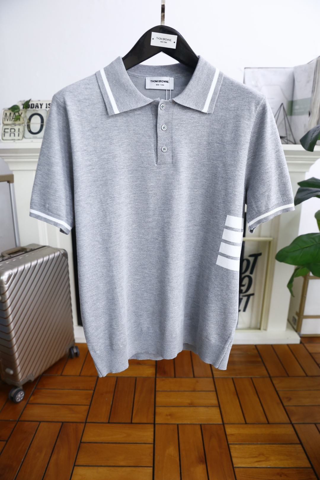 NO:161555,Tom Brown/TB. 2025 summer new product for men's knitted short-sleeved fashion classic lapel design!  High-end custom versatile styles that anyone can easily control. Use high-end knitted fabrics!  Luxury classic brand LOGO design, very high-end and people who understand goods must enter!  The style and tailoring are slim styles, which are very exquisite, showing aura and highlighting the exquisiteness of business men. This is the unique feature, the right slim fit, and the upper body effect is very good!  Counter size M-3XL, shipped the next day!  ,thom browne,T-shirt,alexander wang19860909汤姆布朗/TB. 2025夏季新品男士针织短袖时尚经典翻领设计！高级定制百搭款式 任何人都可以轻松驾驭 采用高档针织面料！奢华经典品牌LOGO设计,非常显档次懂货的必须入！版型剪裁属于修身款 非常精致,显气场,又会凸显商务男士的精致,这就是独到之处,恰到好处的修身,上身效果非常赞！专柜尺码M-3XL,隔天出货！,,thom browne,T-shirt,alexander wang,Men's clothing