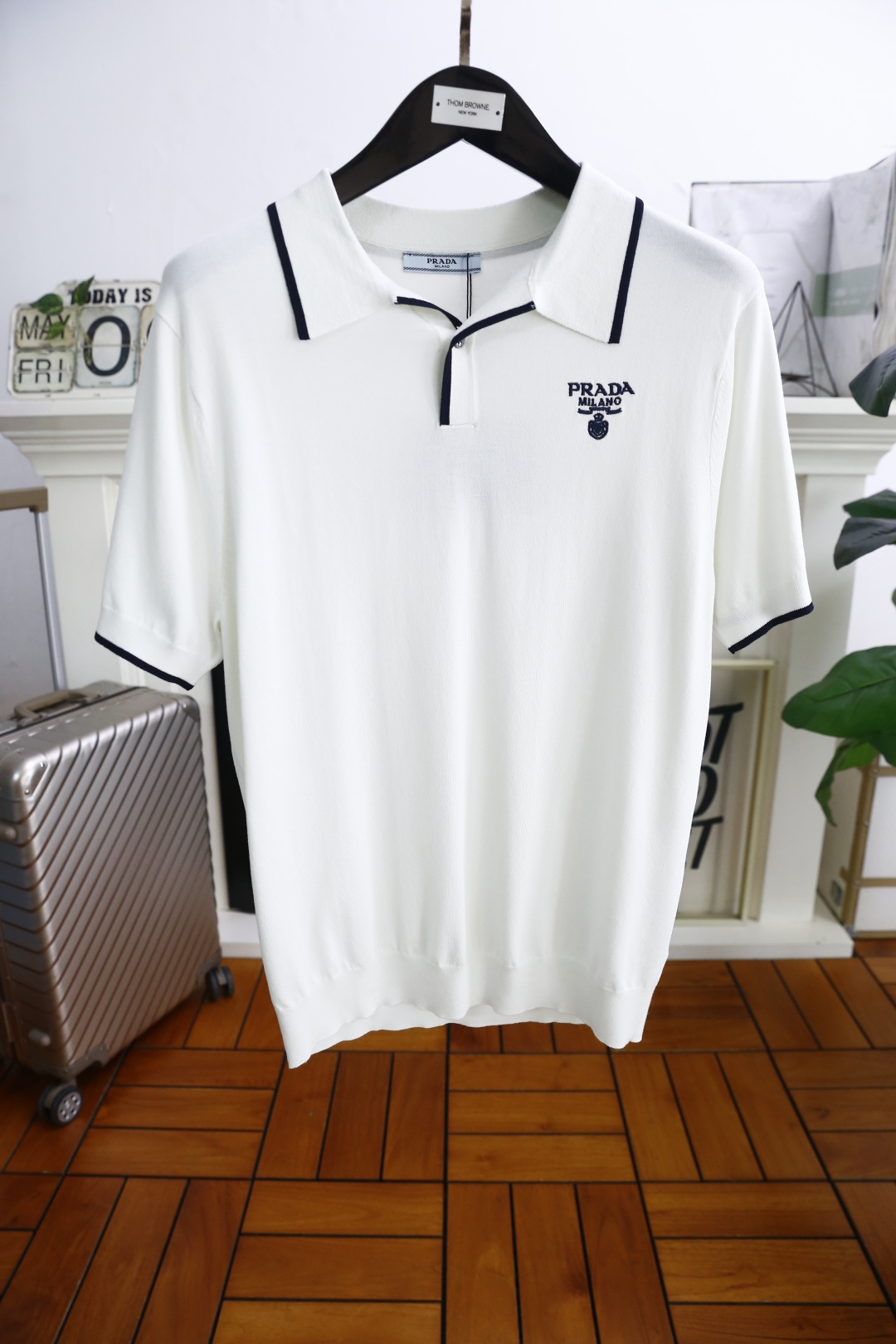 NO:161579,Pula*/Pr*da. 2025 summer new product for men's short-sleeved fashion classic lapel design!  High-end custom versatile styles that anyone can easily control with comfortable knitted fabrics!  The classic brand letter LOGO design is very high-end and those who understand goods must enter!  The style and tailoring are slim styles, which are very exquisite, showing aura and highlighting the exquisiteness of business men. This is the unique feature, the right slim fit, and the upper body effect is very good!  Counter size M-3XL, shipped the next day!  ,,prada,T-shirt,alexander wang19860909普拉*/Pr*da. 2025夏季新品男士短袖时尚经典翻领设计！高级定制百搭款式 任何人都可以轻松驾驭 采用舒适针织面料！经典品牌字母LOGO设计,非常显档次懂货的必须入！版型剪裁属于修身款 非常精致,显气场,又会凸显商务男士的精致,这就是独到之处,恰到好处的修身,上身效果非常赞！专柜尺码M-3XL,隔天出货！,,prada,T-shirt,alexander wang,Men's clothing