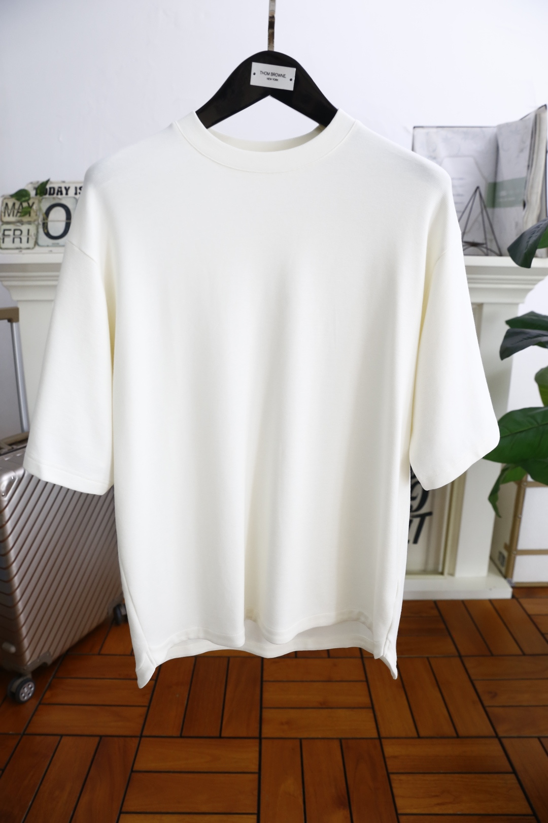 NO:161574,Jeni*/Ze*na. 2025 summer new product men's net short-sleeved fashion classic round neck loose style design!  High-end custom versatile styles that anyone can easily control. Use top-notch modal wool fabric!  It is very high-end and understandable. It must be purchased!  Soft, skin-friendly and breathable, and has a very crisp and drooping feeling. The upper body is fashionable and fashionable, and it is a must-have item for trendy men!  The counter size S-2XL is one size larger!  Shipping the next day!  ,zegna,T-shirt,alexander wang19860909杰尼*/Ze*na. 2025夏季新品男士净版短袖时尚经典圆领宽松版型设计！高级定制百搭款式 任何人都可以轻松驾驭 采用顶级莫代尔羊毛面料！非常显档次懂货的必须入！柔软亲肤透气 ,又有很好的挺括 垂感 上身时尚潮流色系,潮男必备单品！专柜尺码S-2XL,偏大一码！隔天出货！,,zegna,T-shirt,alexander wang,Men's clothing