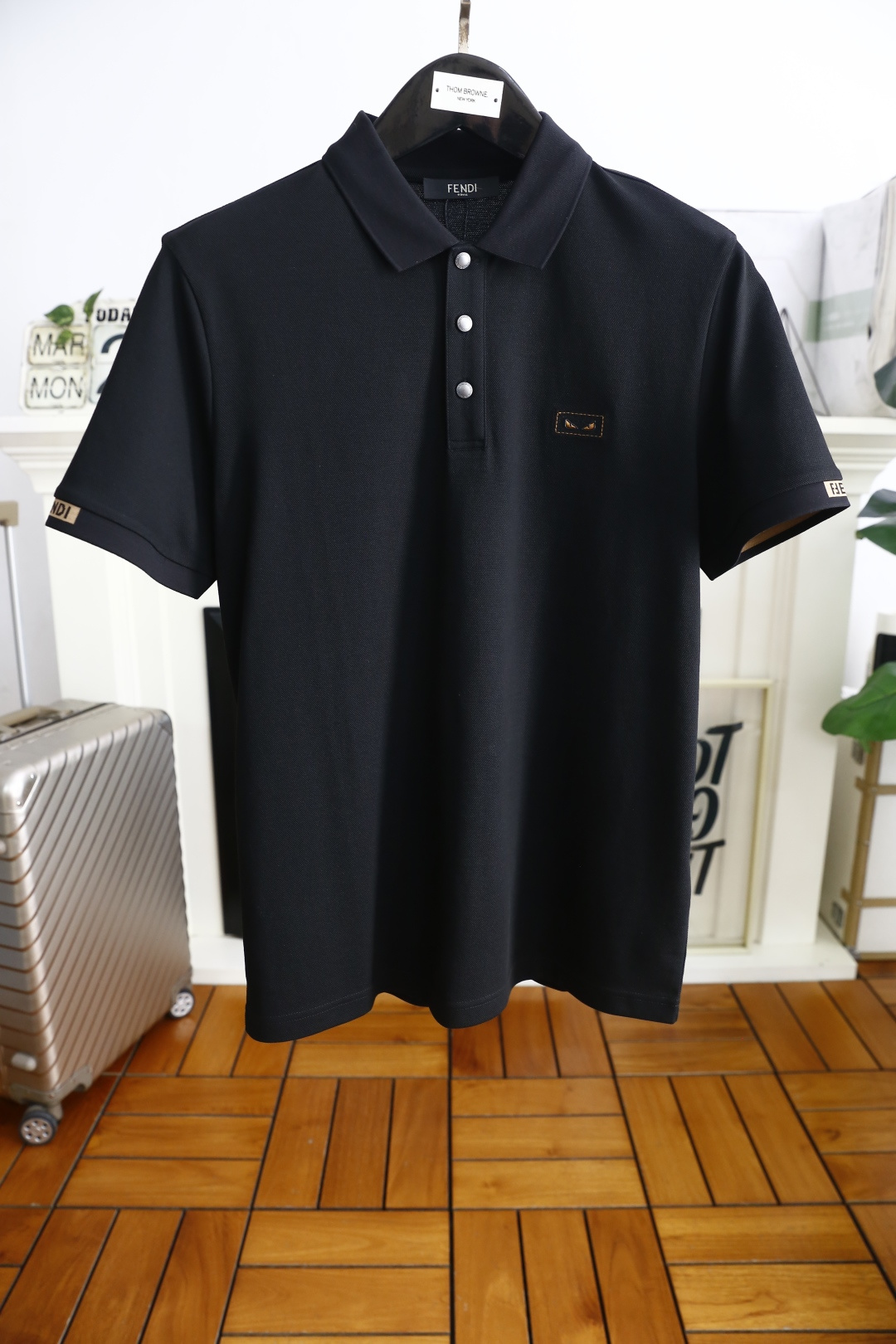 NO:161558,Fendi/Fe*di. 2025 summer new product classic fashion lapel polo short-sleeved fashion item design, more fashionable and comfortable, high-standard customization, very stylish upper body, luxury brand classic LOGO pattern customer-supplied auxiliary materials, customer-supplied imported high-end fine Judi fabric has very delicate texture, exquisite and exquisite detailing and exquisite accessories, all supplied by foreign merchants, a very high shaping item, can be matched with any fashion, super good style, a must-have item for trendy men, counter size: M-4XL, shipped the next day!  ,fendi,T-shirt,alexander wang19860909芬迪/Fe*di. 2025夏季新品经典时尚翻领polo短袖时尚单品设计,更加时尚舒适,高标准定制,上身非常有型,奢华品牌经典LOGO 图案 客供辅料,客供进口高档加细朱迪面料质感非常细腻,细节工艺精湛考究,辅料皆为外商客供,塑造性极高的一款单品,任何时装都可以搭配,版型超级好 潮男必备单品 专柜尺码:M-4XL,隔天出货！,,fendi,T-shirt,alexander wang,Men's clothing