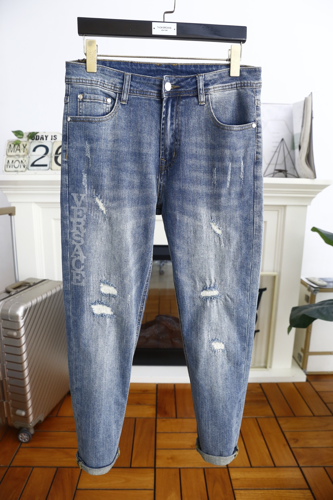 NO:410321,Van Size/Vers*ce. New summer fashion men's ripped jeans, versatile jeans must be purchased for men with customer-supplied stretch jeans!  The luxury classic brand letter logo highlights the brand characteristics, and fashion trends have therefore become one of the biggest selling points and are extremely cost-effective. There is no confusion or trouble of color conflict. Such a rich high-end jeans are absolutely fashionable, casual and versatile!  A must-have for trendy men!  Counter size 29-38, no 35/37!  Shipping the next day!  , versace, versace, jeans, alexander wang19860909范思泽/Vers*ce. 夏季新品时尚男士破洞牛仔裤,男士必入手百搭牛仔裤采用客供水洗弹力牛仔裤！奢华经典品牌字母Logo标志彰显品牌特征,时尚潮流因此已成为最大卖点之一而性价比又极高,没有颜色冲突的困惑或困扰,这么一款丰富内练高端牛仔裤,绝对时尚休闲百搭款！潮男必备！专柜尺码29-38,没35/37！隔天出货！,,versace,versace,jeans,alexander wang,Men's clothing