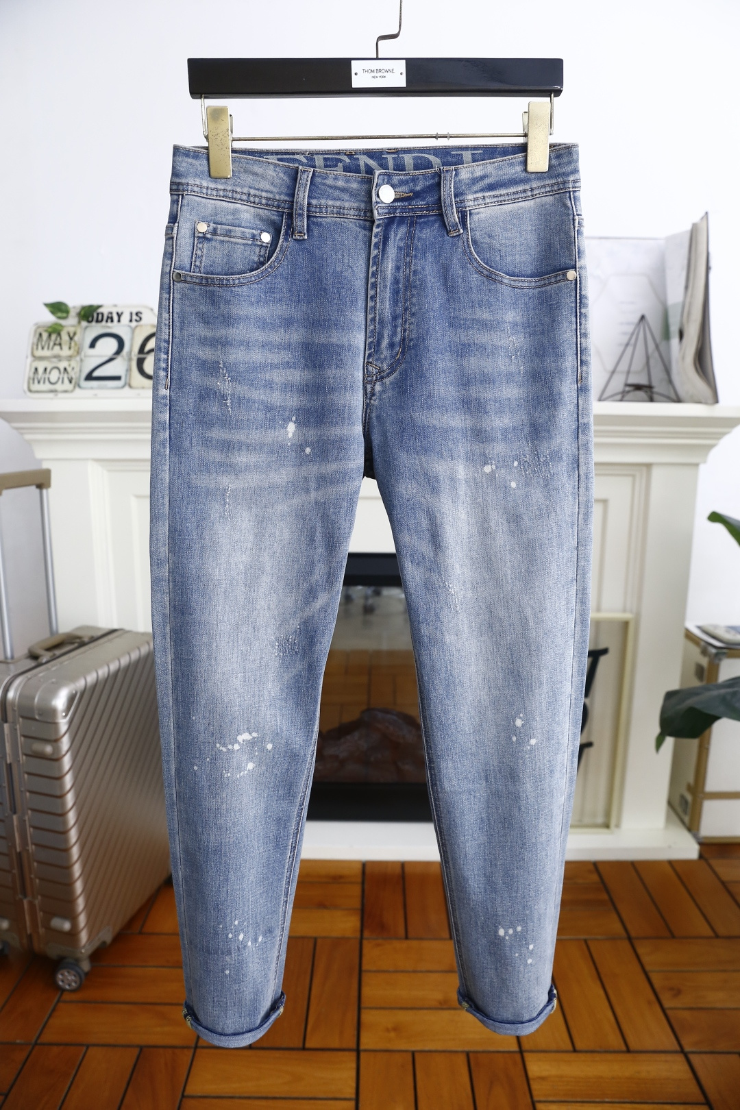 NO:410338,Fendi/Fe*di. Summer new product original single men's versatile jeans luxury classic brand LOGO matching!  The role of ace hits every season is like a classic signature textbook!  A pair of pants with a very aesthetic tone, dominated by fabric and quality, continues the essence of normal design, with label elements perfectly embedded, which is a distinctive feature of identity and is quite distinctive!  Customer-supplied top-quality washing buffet fabrics, the fabric has first-class texture, slightly elastic, excellent scratchiness and boneiness, and the capable and neat cut, and the upper body effect is excellent!  A must-have artifact for trendy men!  Counter size 29-38, no 35/37!  Shipping the next day!  ,fendi,jeans,alexander wang19860909芬迪/Fe*di. 夏季新品原单男士百搭牛仔裤奢华经典品牌LOGO搭配！每一季的王牌级爆款担当,俨然属于经典招牌教科书般存在！极具美学基调的一款裤子,以面料和品质为主导,延续了常态化的设计精髓,标签化元素完美嵌入,属于身份的特色彰显,辨识度颇为鲜明！客供进口顶级洗水牛仔面料,面料质地一流,略带弹力,挺刮度与筋骨感极好,干练利落的裁剪,上身效果极好！潮男必备神器！专柜尺码29-38,无35/37！隔天出货！,,fendi,jeans,alexander wang,Men's clothing