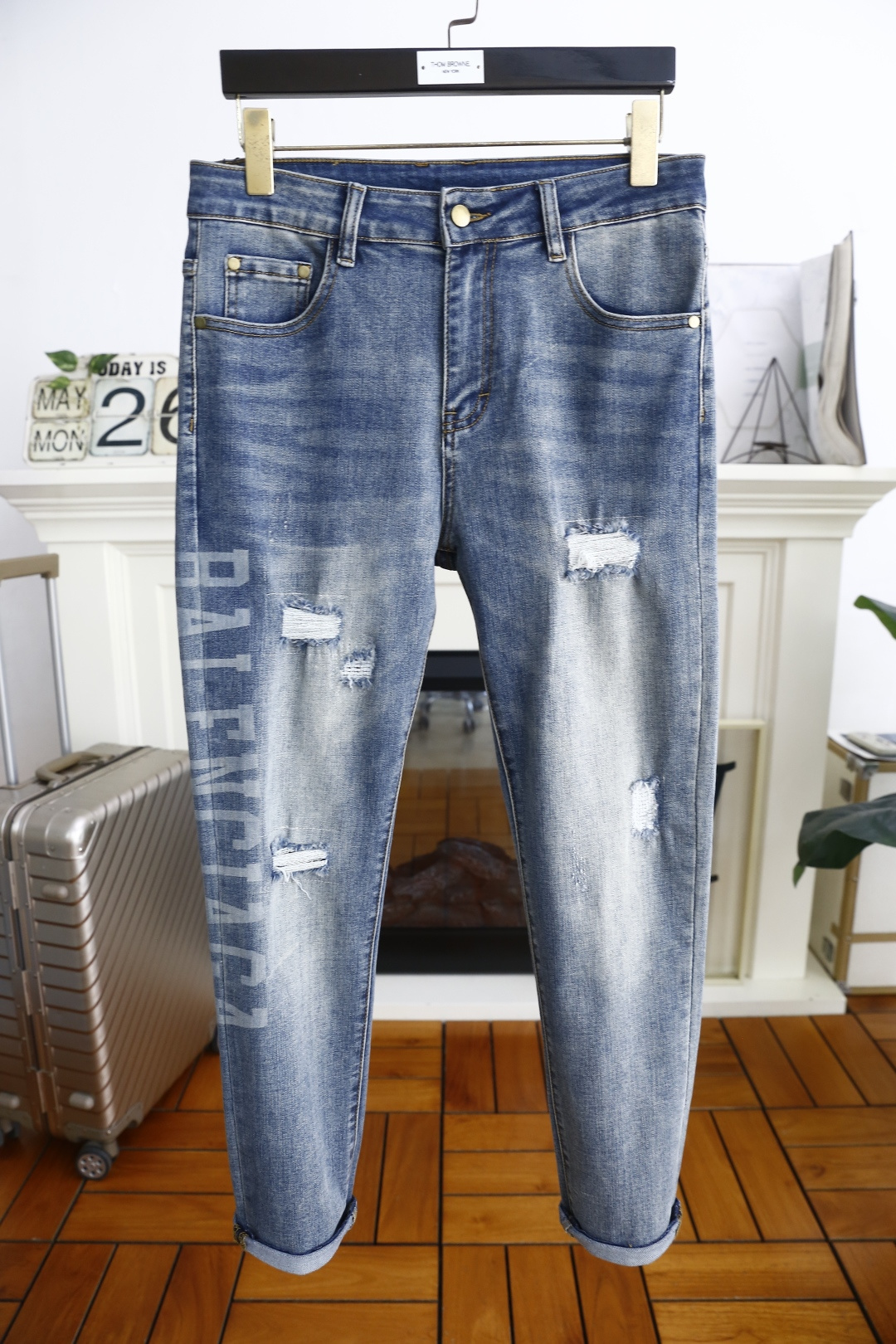 NO:410330,Balenci*ga. New summer fashion men's ripped jeans, men must buy versatile jeans with customer-supplied stretch jeans!  The luxury classic brand letter logo highlights the brand characteristics, and fashion trends have therefore become one of the biggest selling points and are extremely cost-effective. There is no confusion or trouble of color conflict. Such a rich high-end jeans are absolutely fashionable, casual and versatile!  A must-have for trendy men!  Counter size 29-38, no 35/37!  Shipping the next day!  ,balenciaga,balenciaga,jeans,alexander wang19860909巴黎世家/Balenci*ga. 夏季新品时尚男士破洞牛仔裤,男士必入手百搭牛仔裤采用客供水洗弹力牛仔裤！奢华经典品牌字母Logo标志彰显品牌特征,时尚潮流因此已成为最大卖点之一而性价比又极高,没有颜色冲突的困惑或困扰,这么一款丰富内练高端牛仔裤,绝对时尚休闲百搭款！潮男必备！专柜尺码29-38,没35/37！隔天出货！,,balenciaga,balenciaga,jeans,alexander wang,Men's clothing