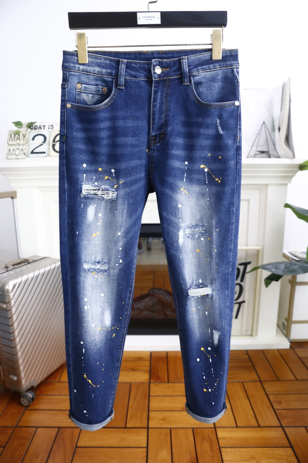 NO:410312,Armani/Ar*ani. New summer fashion men's ripped jeans, men must buy versatile jeans with customer-supplied stretch jeans!  The luxury and classic brand logo highlights the brand characteristics, and fashion trends have therefore become one of the biggest selling points and are extremely cost-effective. There is no confusion or trouble of color conflict. Such a rich high-end jeans are absolutely fashionable, casual and versatile!  A must-have for trendy men!  Counter size 29-38, no 35/37!  Shipping the next day!  ,armani,jeans,alexander wang19860909阿玛尼/Ar*ani. 夏季新品时尚男士破洞牛仔裤,男士必入手百搭牛仔裤采用客供水洗弹力牛仔裤！奢华经典品牌Logo标志彰显品牌特征,时尚潮流因此已成为最大卖点之一而性价比又极高,没有颜色冲突的困惑或困扰,这么一款丰富内练高端牛仔裤,绝对时尚休闲百搭款！潮男必备！专柜尺码29-38,没35/37！隔天出货！,,armani,jeans,alexander wang,Men's clothing