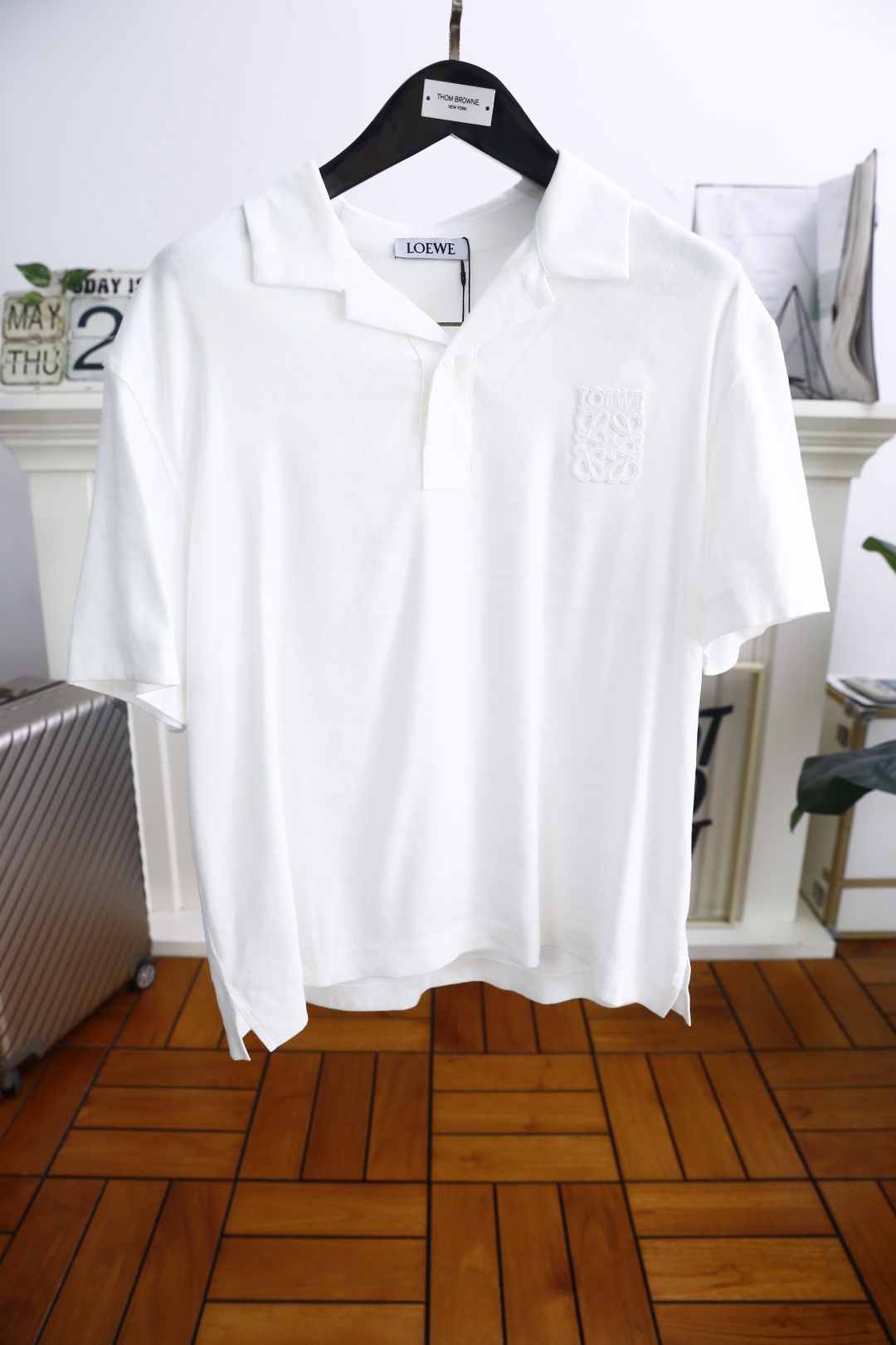 NO:410341,Luo Yiwei. New summer sesame logo embroidered polo shirt This polo shirt is made of imported high-end cotton and linen material rare on the market. The traditional POLO collar design is simple and generous, and the classic logo embroidery is exquisite and three-dimensional. It looks low-key and simple, but it brings an unusual sense of high-end, with a high brand identity; the upper body is tasteful and stylish, and it is super versatile, never out of time, and can be easily dealt with in business and leisure, full of trendy gentlemanly style!  The details and craftsmanship are very good!  A must-have for men's wardrobe!  Simple, elegant and fashionable and casual style!  Super handsome!  Don't miss anyone you like!  Original cotton and linen material, skin-friendly and comfortable, breathable and refreshing, different from pure cotton material of currency. 3 colors can be selected # size M-3XL, shipped the next day!  ,loewe,alexander wang19860909罗意威. 夏季新品麻料Logo刺绣polo衫 此款polo衫采用进口高档棉麻材质面料市面罕见类型,传统POLO领设计,简单大方,经典logo刺绣,精致而有立体感,看似低调简约,却带来不同寻常的高级感,品牌标识度高；上身有品位有格调,且超级百搭,永不过时,商务休闲皆可轻松应对,满满的新潮绅士风！细节工艺都非常赞！男士衣橱必备！版型简约大气时尚休闲！上身超帅！喜欢的不要错过！原版棉麻材质,亲肤舒适,透气清爽,区别通货纯棉材质.3色可选#尺码M-3XL,隔天出货！,,loewe,alexander wang,Men's clothing