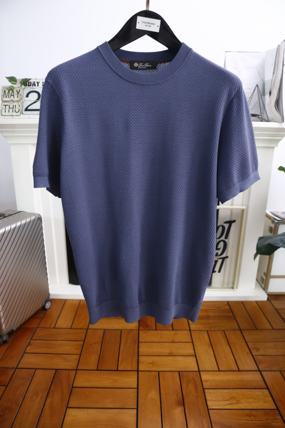 NO:410301,LP. New summer products for men's net version knitted short-sleeved fashionable classic round neck design!  High-end custom versatile styles that anyone can easily control with. Use top-quality comfortable and breathable fabrics!  It is very high-end and understandable. It must be purchased!  Soft, skin-friendly and breathable, and has a very crisp and drooping feeling. The upper body is fashionable and fashionable, and it is a must-have item for trendy men!  Counter size 48-56, shipped the next day!  ,loro piana,T-shirt,alexander wang19860909LP. 夏季新品男士净版针织短袖时尚经典圆领设计！高级定制百搭款式 任何人都可以轻松驾驭 采用顶级舒适透气面料！非常显档次懂货的必须入！柔软亲肤透气 ,又有很好的挺括 垂感 上身时尚潮流色系,潮男必备单品！专柜尺码48-56,隔天出货！,,loro piana,T-shirt,alexander wang,Men's clothing