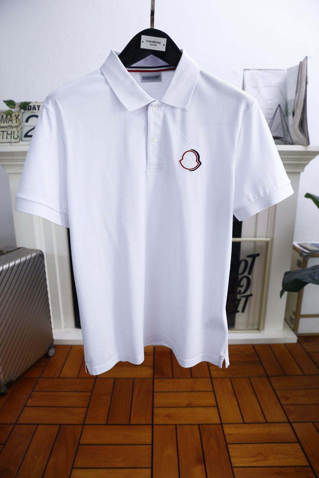 NO:410323,Mon*ler. New summer men's lapel short-sleeved POLO shirt luxury brand classic LOGO design!  Anyone can easily control it with comfortable breathable cotton fabric!  It is very high-end and understandable. It must be purchased!  The style and tailoring are slim styles, which are very exquisite, showing aura and highlighting the exquisiteness of business men. This is the unique feature, the right slim fit, and the upper body effect is very good!  Complete three standards!  Counter size M-3XL, shipped the next day!  , Moncler, T-shirt, alexander wang19860909蒙口/Mon*ler. 夏季新品男士翻领短袖POLO衫奢华品牌经典LOGO设计！任何人都可以轻松驾驭 采用舒适透气棉面料！非常显档次懂货的必须入！版型剪裁属于修身款 非常精致,显气场,又会凸显商务男士的精致,这就是独到之处,恰到好处的修身,上身效果非常赞！三标齐全！专柜尺码M-3XL,隔天出货！,,Moncler,T-shirt,alexander wang,Men's clothing