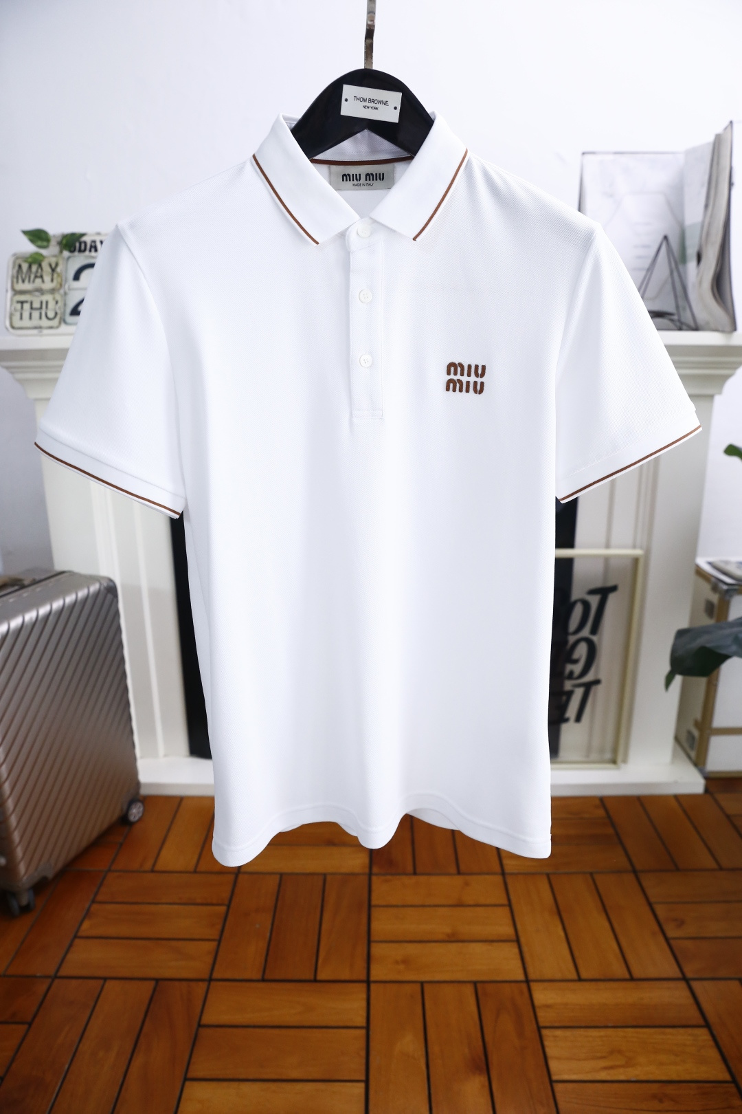 NO:410332,Miumiu. New summer products, classic fashion lapel polo short-sleeved fashion item design, more fashionable and comfortable, high-standard customization, very stylish upper body, luxury brand classic letter LOGO pattern, customer-supplied auxiliary materials, customer-supplied imported high-end Judy cotton fabric with very delicate texture, exquisite details and exquisite craftsmanship, all accessories are provided by foreign customers, a very high shaping item, can be matched with any fashion, super good style, a must-have item for trendy men, counter size: M-3XL, shipped the next day!  ,miumiu,T-shirt,alexander wang19860909miumiu. 夏季新品经典时尚翻领polo短袖时尚单品设计,更加时尚舒适,高标准定制,上身非常有型,奢华品牌经典字母LOGO 图案 客供辅料,客供进口高档朱迪棉面料质感非常细腻,细节工艺精湛考究,辅料皆为外商客供,塑造性极高的一款单品,任何时装都可以搭配,版型超级好 潮男必备单品 专柜尺码:M-3XL,隔天出货！,,miumiu,T-shirt,alexander wang,Men's clothing