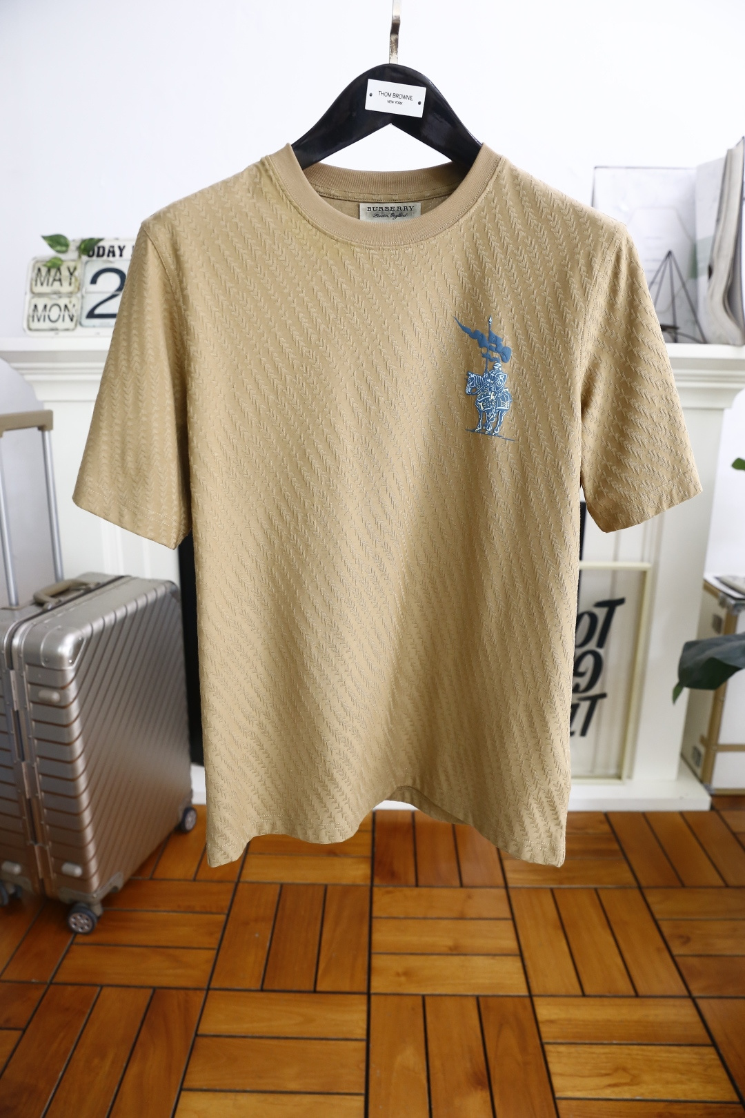 NO:410296,Burberry/Burbe*ry. 25Bur summer new product men's round neck short sleeves market with the highest version of the chest brand Zhanma LOGO logo marked on the upper body to experience the youthfulness and fashion sense brought by this design!  The overall style is fashionable and trendy, using comfortable jacquard fabric, soft, skin-friendly and breathable, and has a very crisp and drooping feeling. The upper body is fashionable and fashionable, and it is a must-have item in summer!  Complete three standards!  Counter size M-3XL, shipped the next day!  ,burberry,burberry,T-shirt,alexander wang19860909巴宝丽/Burbe*ry. 25Bur夏季新品男士圆领短袖市场最高版本胸前品牌战马LOGO标识标注上身就能体会这款设计带来的年轻与时尚感！整体时尚而有潮流,采用舒适提花工艺面料 柔软亲肤透气 ,又有很好的挺括 垂感 上身时尚潮流色系,夏季必备单品！三标齐全！专柜尺码M-3XL,隔天出货！,,burberry,burberry,T-shirt,alexander wang,Men's clothing