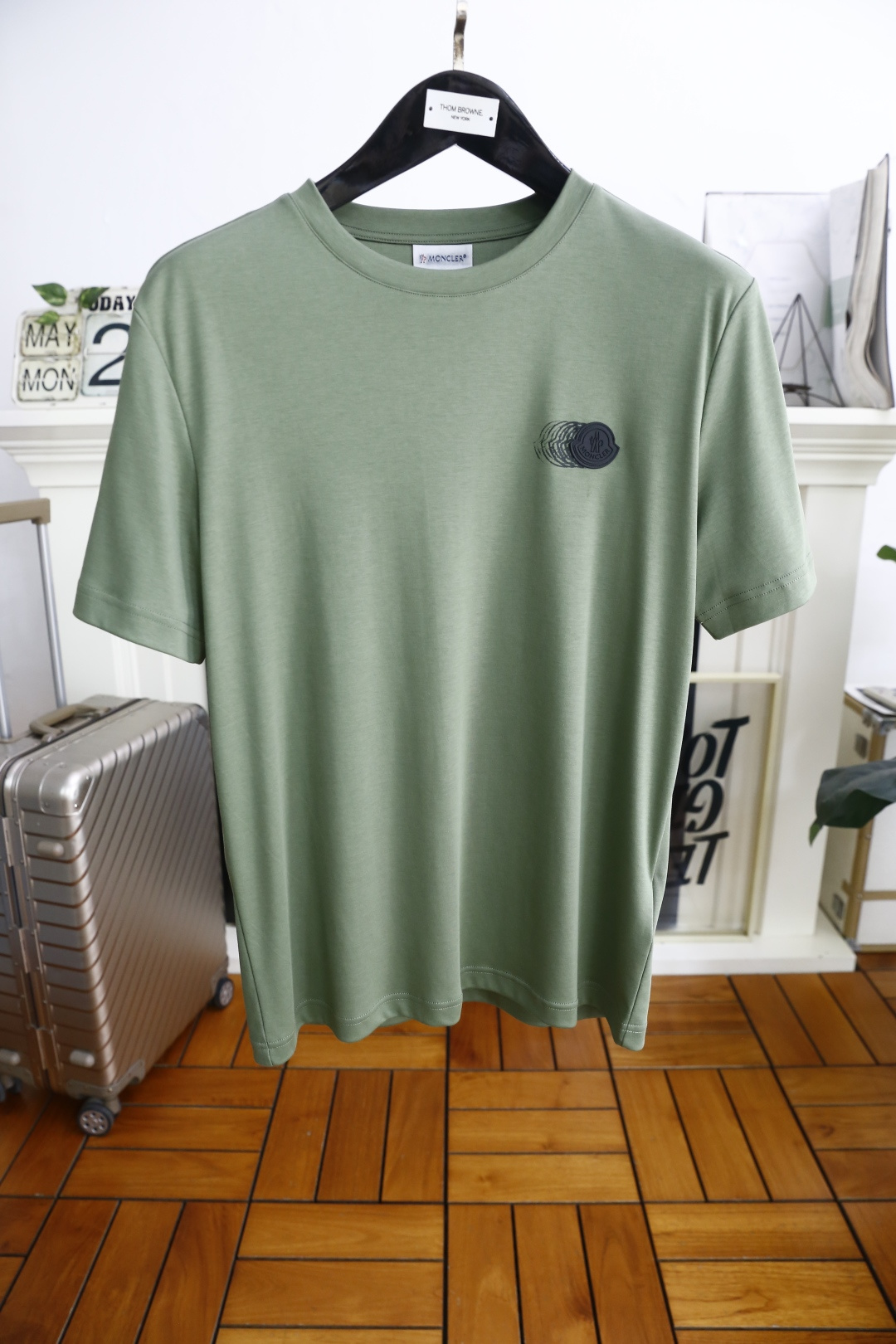 NO:410365,Mon*ler. The new summer product of men's round neck short sleeves, luxurious classic brand LOGO logo on the chest, you can appreciate the youthfulness and fashion sense brought by this design!  The overall style is fashionable and trendy, using comfortable jade silk fabric, soft, skin-friendly and breathable, and has a very crisp and drooping feeling. The upper body is fashionable and fashionable, and it is a must-have item for trendy men!  Complete three standards!  Counter size 48-56, shipped the next day!  , Moncler, T-shirt, alexander wang19860909蒙口/Mon*ler. 夏季新品男士圆领短袖胸前奢华经典品牌LOGO标识标注上身就能体会这款设计带来的年轻与时尚感！整体时尚而有潮流,采用舒适玉蝉丝面料 柔软亲肤透气 ,又有很好的挺括 垂感 上身时尚潮流色系,潮男必备单品！三标齐全！专柜尺码48-56,隔天出货！,,Moncler,T-shirt,alexander wang,Men's clothing