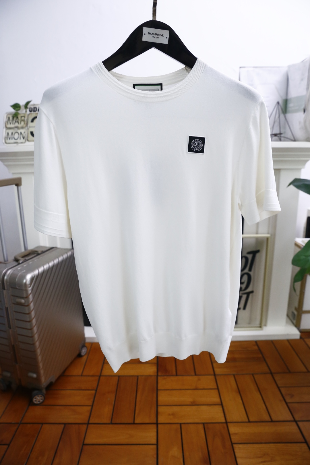 NO:410356,Stone Island. New summer products for men's round neck short sleeves, high-end custom versatile styles that anyone can easily control. Use high-end Yilit fabrics!  Luxury classic brand element design, very high-end and must-have if you understand the goods!  The style and tailoring are slim styles, which are very exquisite, showing aura and highlighting the exquisiteness of business men. This is the unique feature, the right slim fit, and the upper body effect is very good!  Counter size M-3XL, shipped the next day!  ,T-shirt,alexander wang19860909石头岛. 夏季新品男士圆领短袖高级定制百搭款式 任何人都可以轻松驾驭 采用高档伊力特面料！奢华经典品牌元素设计,非常显档次懂货的必须入！版型剪裁属于修身款 非常精致,显气场,又会凸显商务男士的精致,这就是独到之处,恰到好处的修身,上身效果非常赞！专柜尺码M-3XL,隔天出货！,,T-shirt,alexander wang,Men's clothing