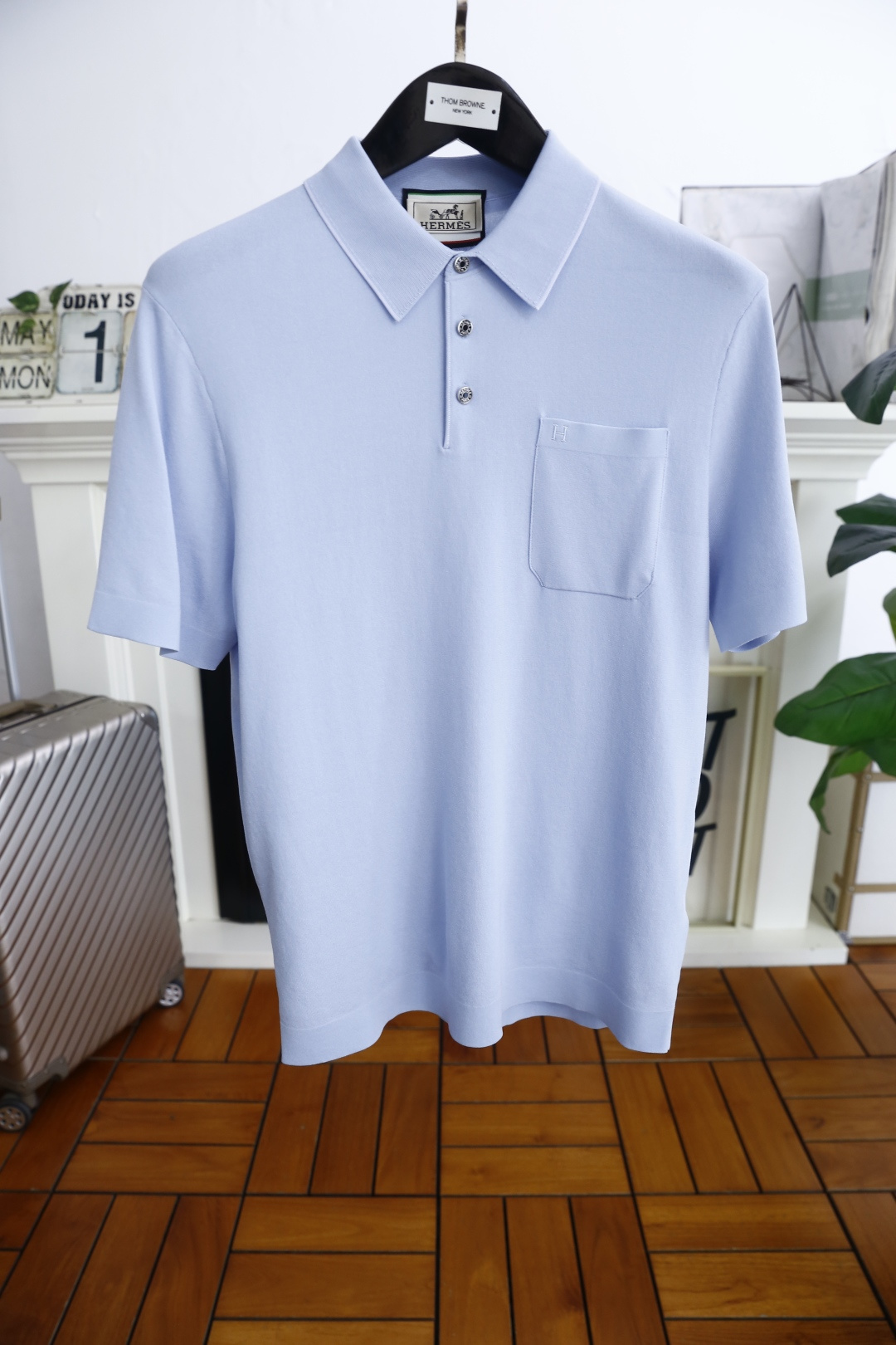 NO:410347,Hermes. 25 summer new short-sleeved fashion classic lapel design for men!  High-end custom versatile styles that anyone can easily control. Use high-end top-quality Yilit fabrics!  Luxury classic element design, very high-end and must-have if you understand the goods!  The style and tailoring are slim styles, which are very exquisite, showing aura and highlighting the exquisiteness of business men. This is the unique feature, the right slim fit, and the upper body effect is very good!  Counter size M-3XL, shipped the next day!  , hermes, T-shirt,alexander wang19860909爱马仕. 25夏季男士新品短袖时尚经典翻领设计！高级定制百搭款式 任何人都可以轻松驾驭 采用高档顶级伊力特面料！奢华经典元素设计,非常显档次懂货的必须入！版型剪裁属于修身款 非常精致,显气场,又会凸显商务男士的精致,这就是独到之处,恰到好处的修身,上身效果非常赞！专柜尺码M-3XL,隔天出货！,,hermes,T-shirt,alexander wang,Men's clothing