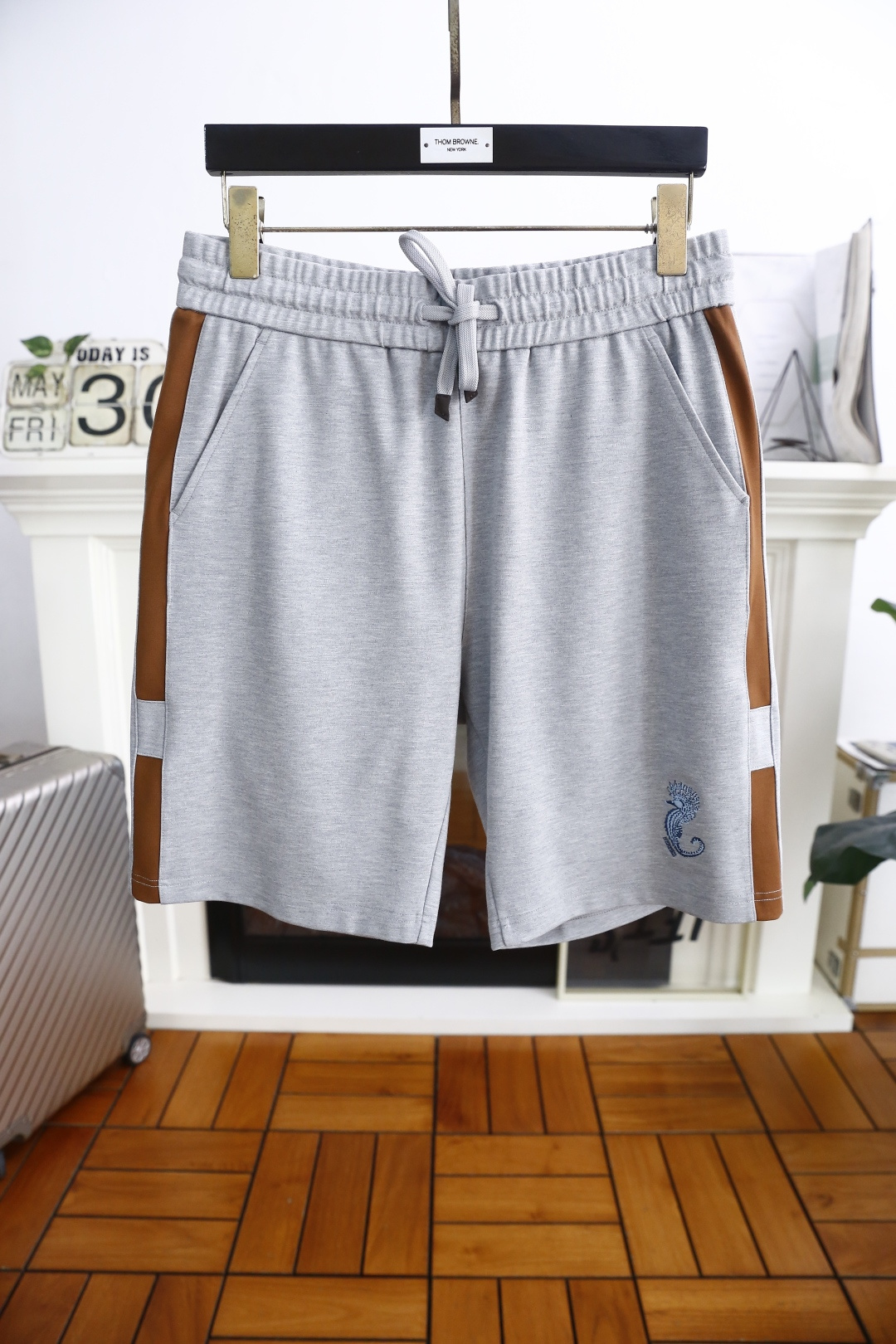 NO:415250,Aima 4/Her*es. 2025 summer men's new fashion elastic casual shorts!  Classic and versatile styles, no too much decoration, main fabric and style, classic side pocket design, luxury classic brand LOGO as the highlight of details, the fabric is made of top-grade comfortable cotton fabric, moderate thickness, skin-friendly on the upper body, breathable, and has a good sense of crispness. Orders of the whole quality!  Counter size 48-56, shipped the next day!  , hermes, shorts, alexander wang19860909爱马4/Her*es. 2025夏季男士新品时尚松紧休闲短裤！经典百搭的款式 没有过多的装饰 主打面料与版型 经典两侧插袋设计奢华经典品牌LOGO作为细节亮点 面料采用顶级舒适棉面料,厚度适中,上身亲肤 透气,能有很好的挺括感 全品相的订单！专柜尺码48-56,隔天出货！,,hermes,shorts,alexander wang,Men's clothing