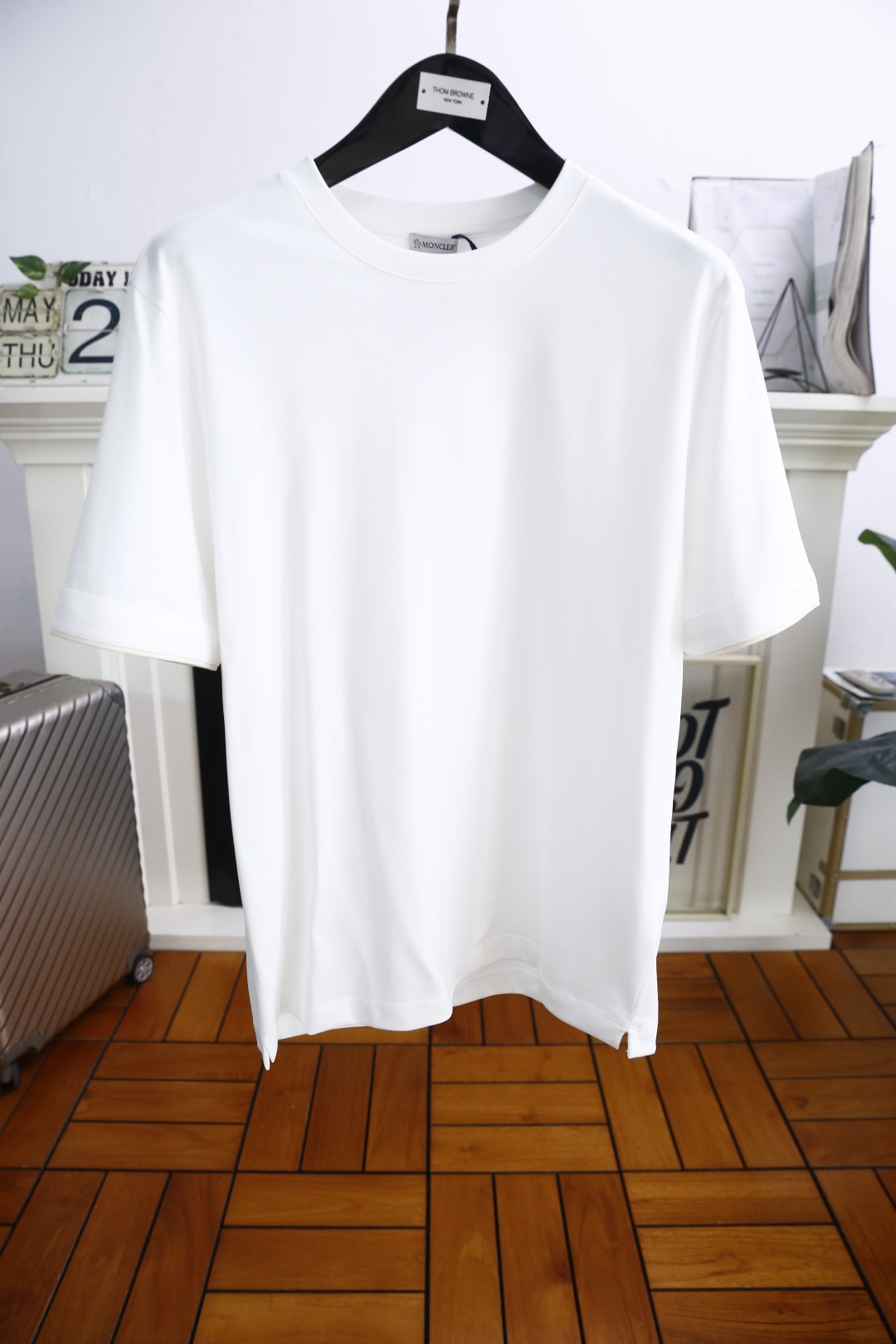 NO:415289,Mon*ler. 2025 summer new style original single men's casual round neck short-sleeved T-shirt!  Luxury classic brand original letter LOGO design with cuffs!  High-end customization, high-version, fashionable and versatile!  It is made of comfortable mercerized cotton fabric and feels super soft and delicate, comfortable to wear, high-end quality, fine OEM, very good at making the upper body, men's must-have items, complete three standards!  Size 48-56, shipped the next day!  ,Moncler,T-shirt,tees,t-shirt,alexander wang19860909蒙口/Mon*ler. 2025夏季新款原单男士休闲圆领短袖T恤！袖口奢华经典品牌原版字母LOGO设计！高端定制 高版本 时尚百搭爆款！采用舒适丝光棉面料手感超柔软细腻 穿着亲肤舒适 高端精品 代工厂精细做上身非常赞 男士必备单品 三标齐全！尺码48-56,隔天出货！,,Moncler,T-shirt,tees，t-shirt,alexander wang,Men's clothing