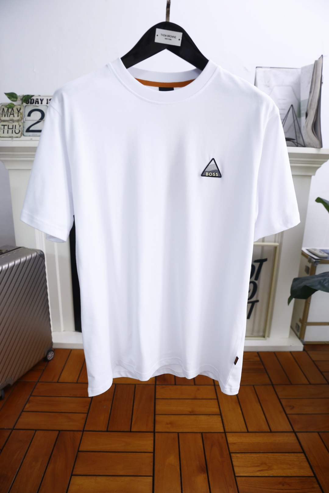 NO:415298,BOSS. 2025 summer new product men's round neck short sleeves on the chest with luxurious classic brand original LOGO logo marked on the upper body and you can experience the youthfulness and fashion sense brought by this design!  The overall style is fashionable and trendy, using comfortable and breathable fabric, soft, skin-friendly and breathable, and has a very crisp and crisp drooping feeling. The upper body is fashionable and fashionable, and it is a must-have item for trendy men!  Complete three standards!  Counter size M-XXL, shipped the next day!  ,T-shirt,alexander wang19860909BOSS. 2025夏季新品男士圆领短袖胸前奢华经典品牌原版LOGO标识标注上身就能体会这款设计带来的年轻与时尚感！整体时尚而有潮流,采用舒适透气面料 柔软亲肤透气 ,又有很好的挺括 垂感 上身时尚潮流色系,潮男必备单品！三标齐全！专柜尺码M-XXL,隔天出货！,,T-shirt,alexander wang,Men's clothing