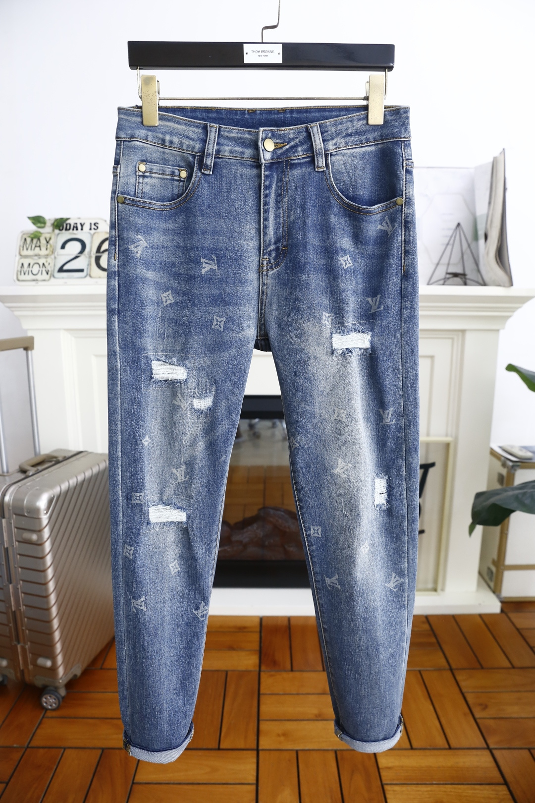 NO:415235,Louis Vuitt*n. 2025 summer new product original single men's versatile ripped jeans luxury classic brand LOGO matching!  The role of ace hits every season is like a classic signature textbook!  A pair of pants with a very aesthetic tone, dominated by fabric and quality, continues the essence of normal design, with label elements perfectly embedded, which is a distinctive feature of identity and is quite distinctive!  Customer-supplied top-quality washing buffet fabrics, the fabric has first-class texture, slightly elastic, excellent scratchiness and boneiness, and the capable and neat cut, and the upper body effect is excellent!  A must-have artifact for trendy men!  Counter size 29-38, no 35/37!  Shipping the next day!  ,,louis vuitton,louis vuitton,jeans,alexander wang19860909路易威*/Louis Vuitt*n. 2025夏季新品原单男士百搭破洞牛仔裤奢华经典品牌LOGO搭配！每一季的王牌级爆款担当,俨然属于经典招牌教科书般存在！极具美学基调的一款裤子,以面料和品质为主导,延续了常态化的设计精髓,标签化元素完美嵌入,属于身份的特色彰显,辨识度颇为鲜明！客供进口顶级洗水牛仔面料,面料质地一流,略带弹力,挺刮度与筋骨感极好,干练利落的裁剪,上身效果极好！潮男必备神器！专柜尺码29-38,无35/37！隔天出货！,,louis vuitton,louis vuitton,jeans,alexander wang,Men's clothing